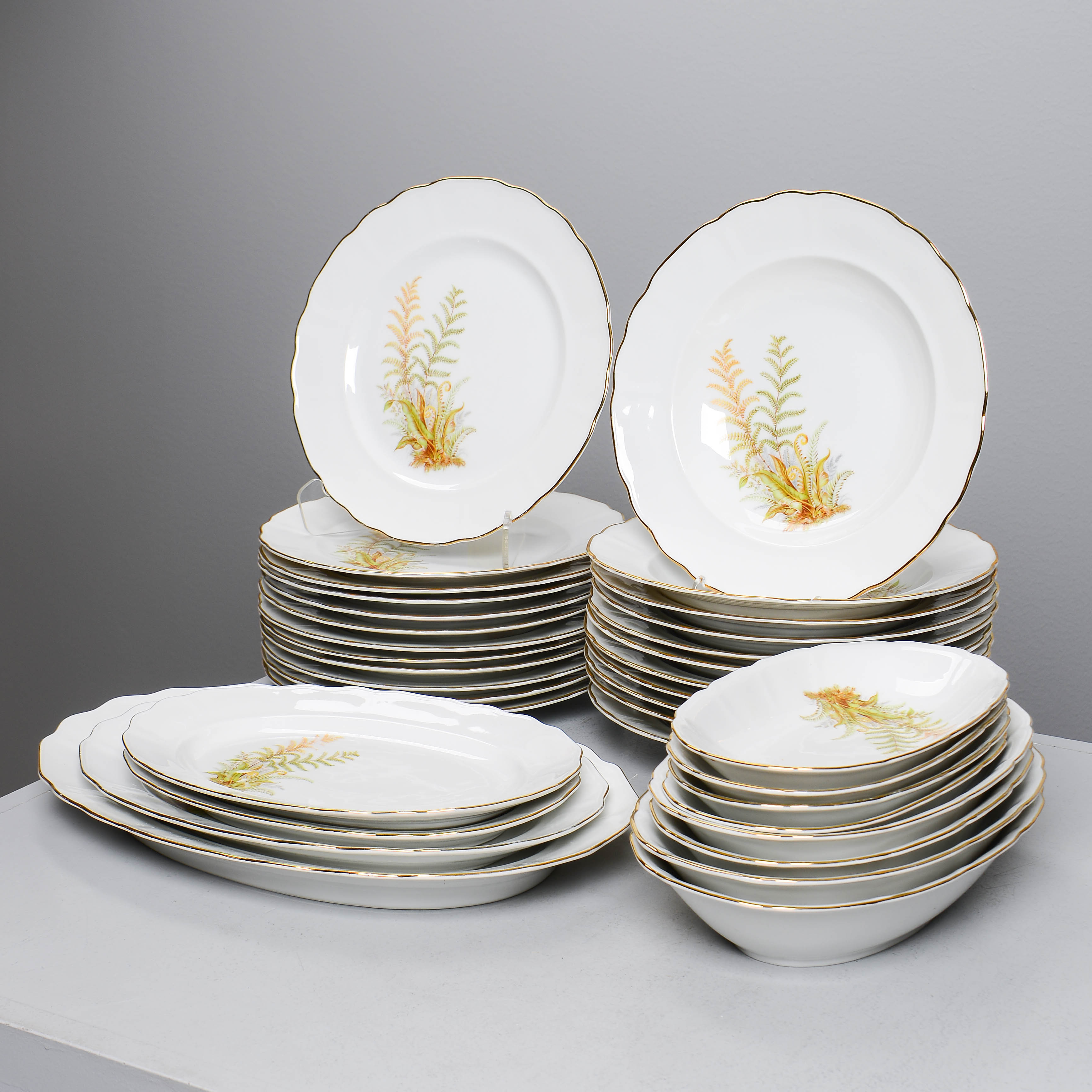 LOUISE ADELBORG. "Lummer", matservis för 10 personer, Rörstrand, 1950-tal (35 delar).