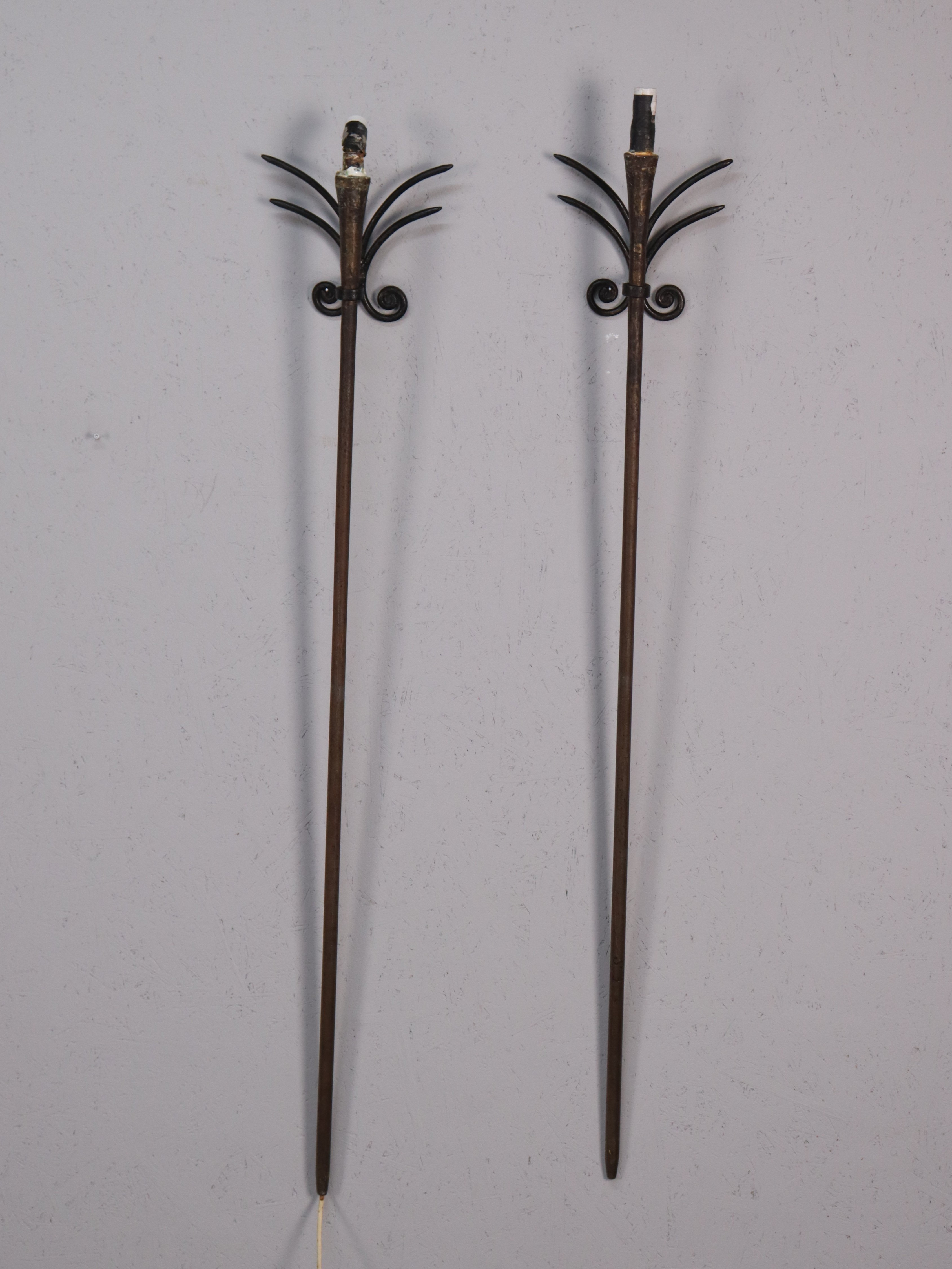 GLASBLÅSARPIPOR, omgjorda till belysning med smideshållare, 6 delar.