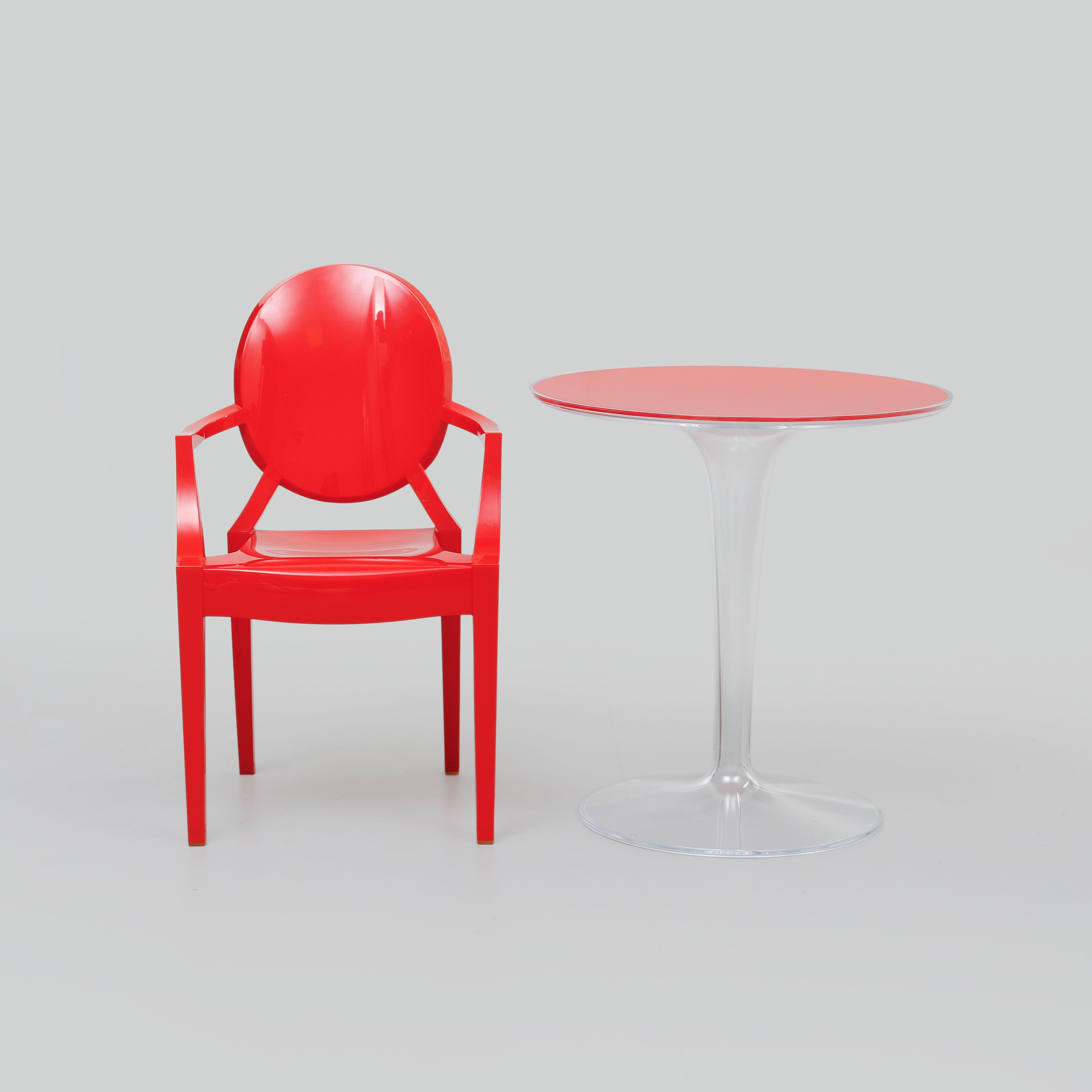 PHILIPPE STARCK. Barnstol samt bord, "Lou Lou Ghost" samt "Tip Top", Kartell.
