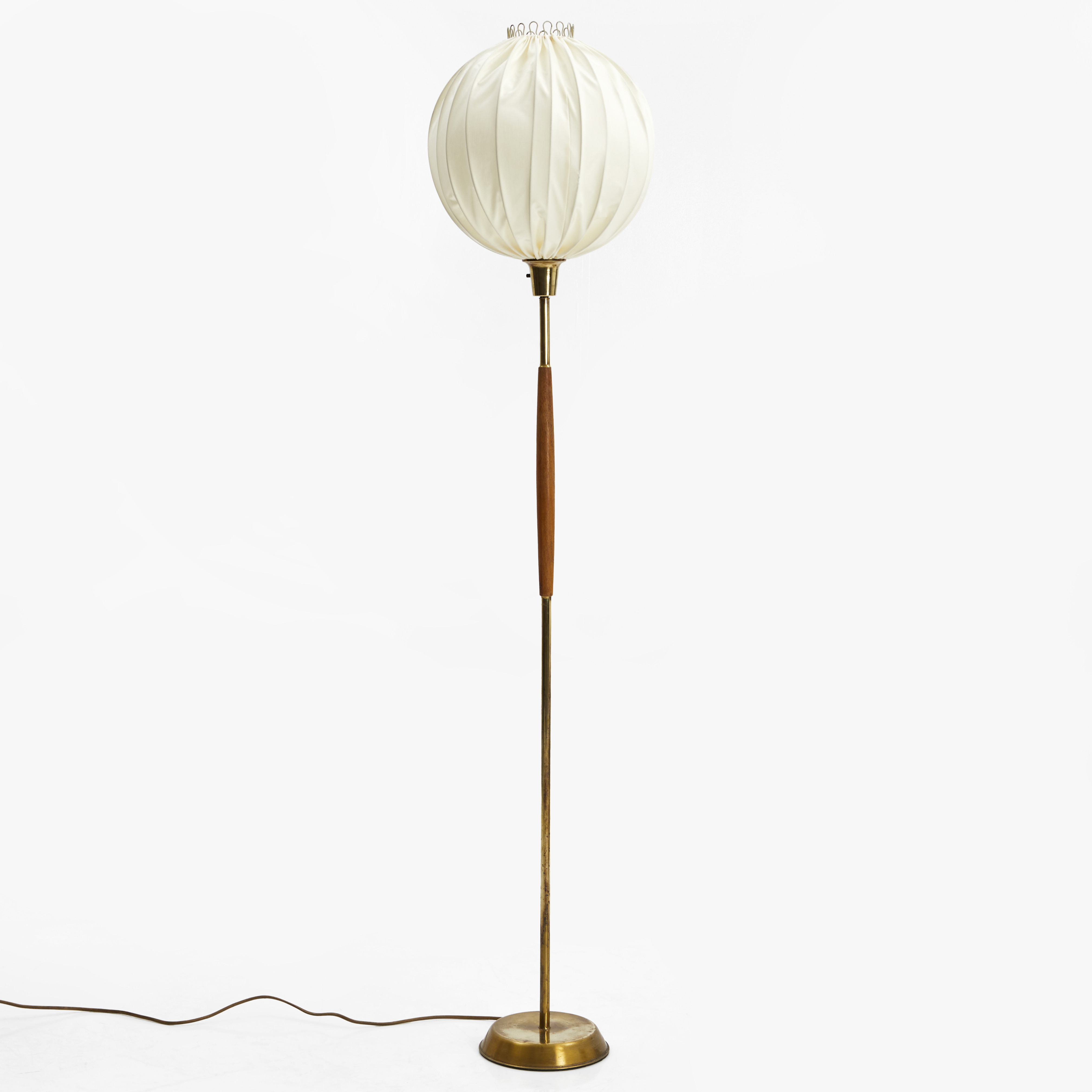 GOLVLAMPA, teak och mässing, textilskärm, Sverige, 1900-talets mitt.