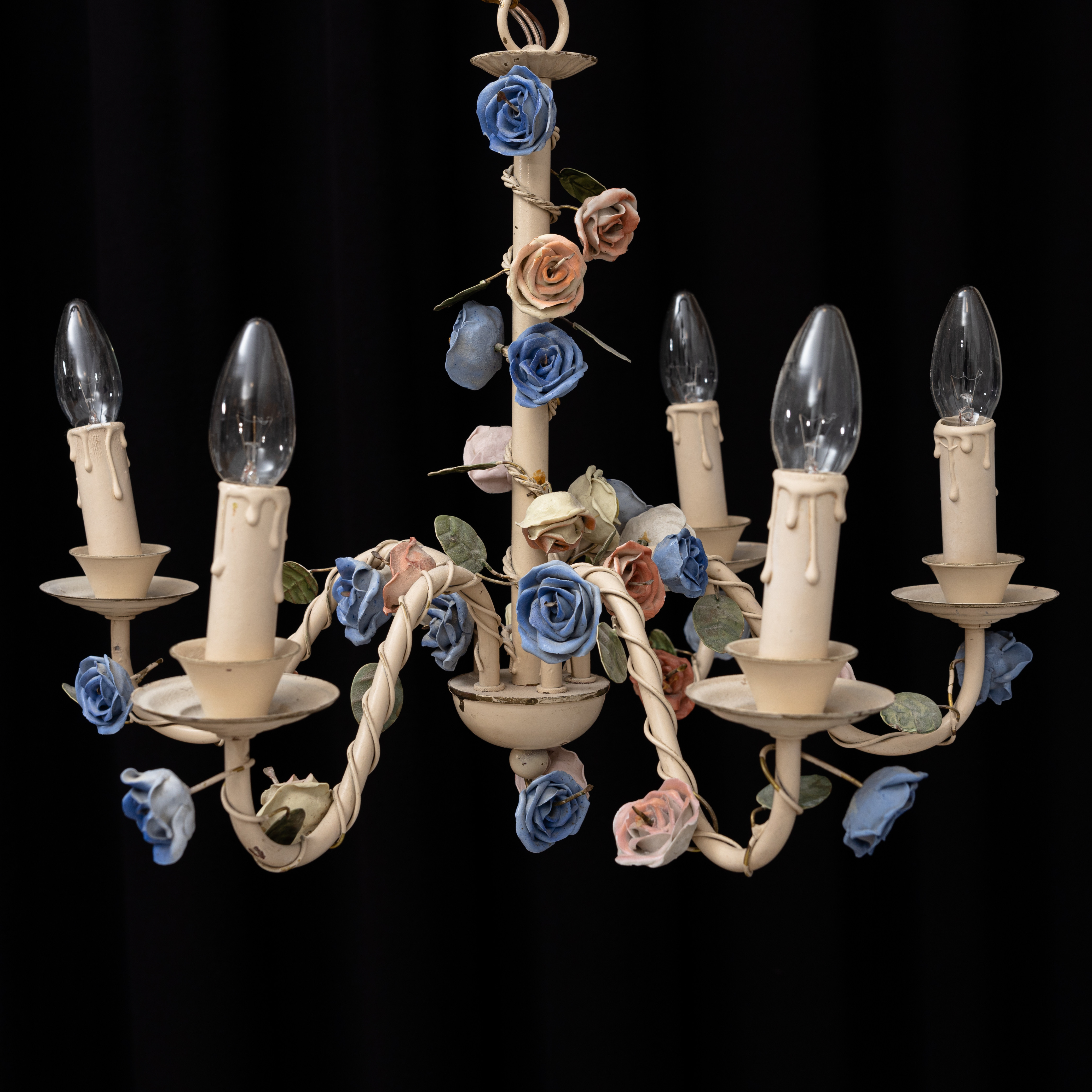 TAKLAMPA, bemålad metall, i form av rosor, sannolikt Italien, 1900-tal.