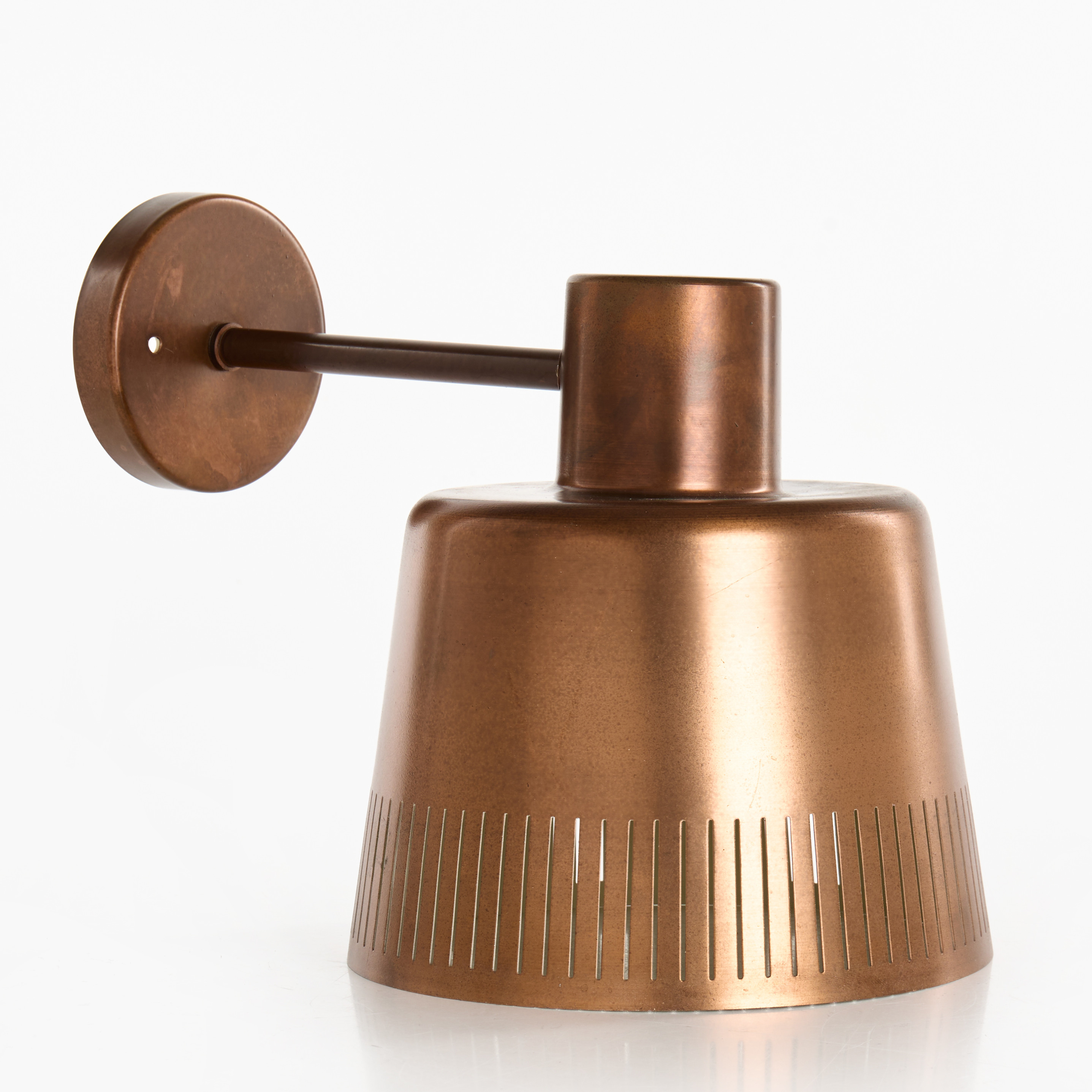 HANS BERGSTRÖM. vägglampa, koppar, perforerad skärm, modell 1006 A, Atelje Lyktan. Formgiven under 1940-talet.