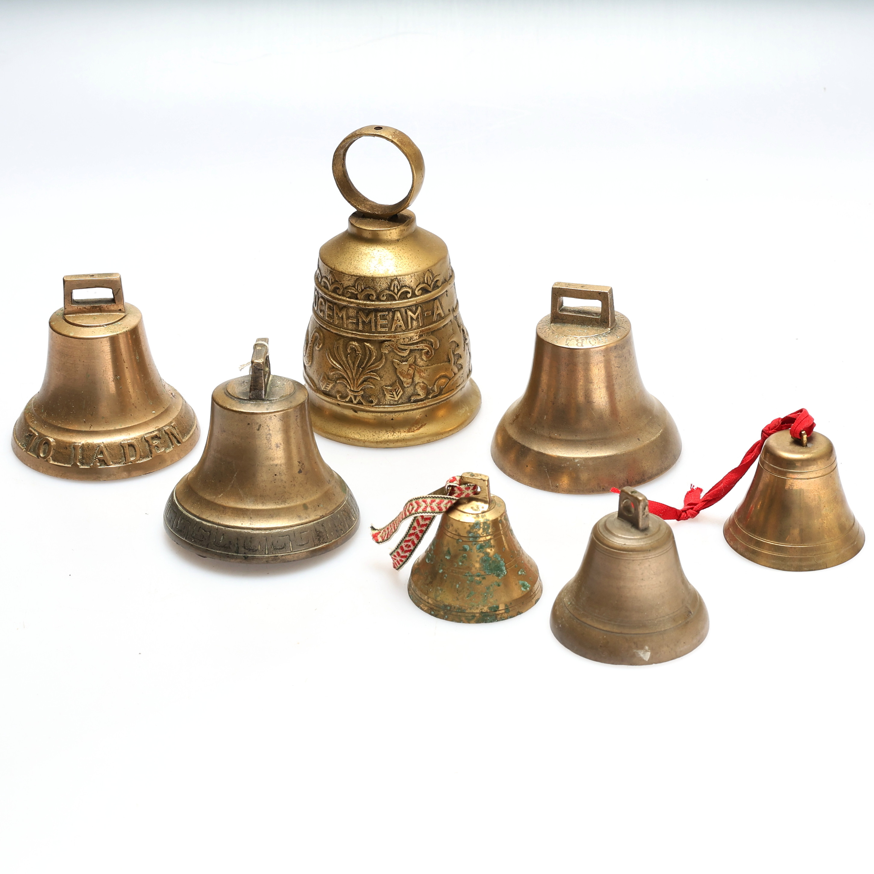 PARTI BJÄLLROR, 7 st, metall, bl.a. Mora.