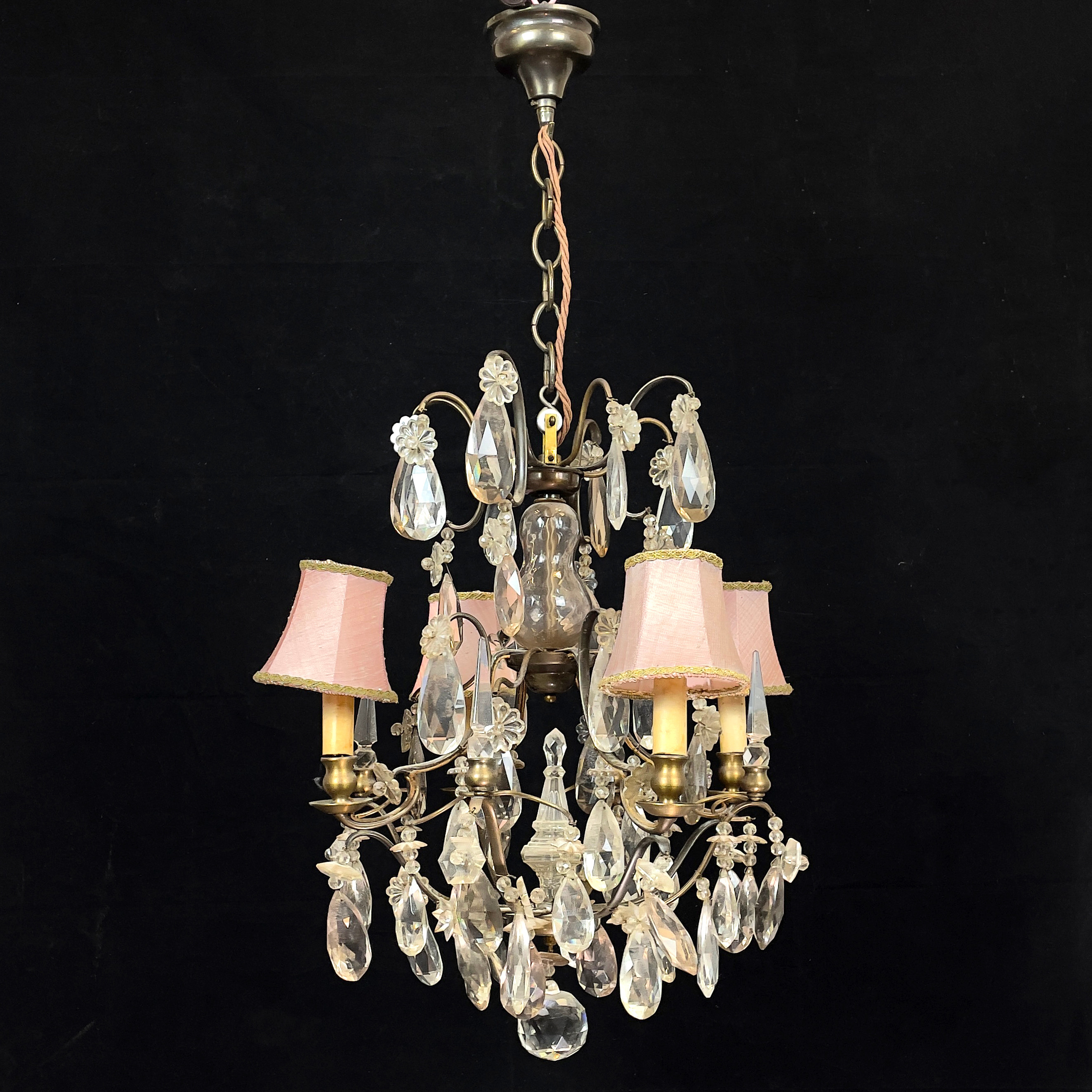 LJUSKRONA. Rokokostil, mässing & glas, 1900-talets andra hälft.