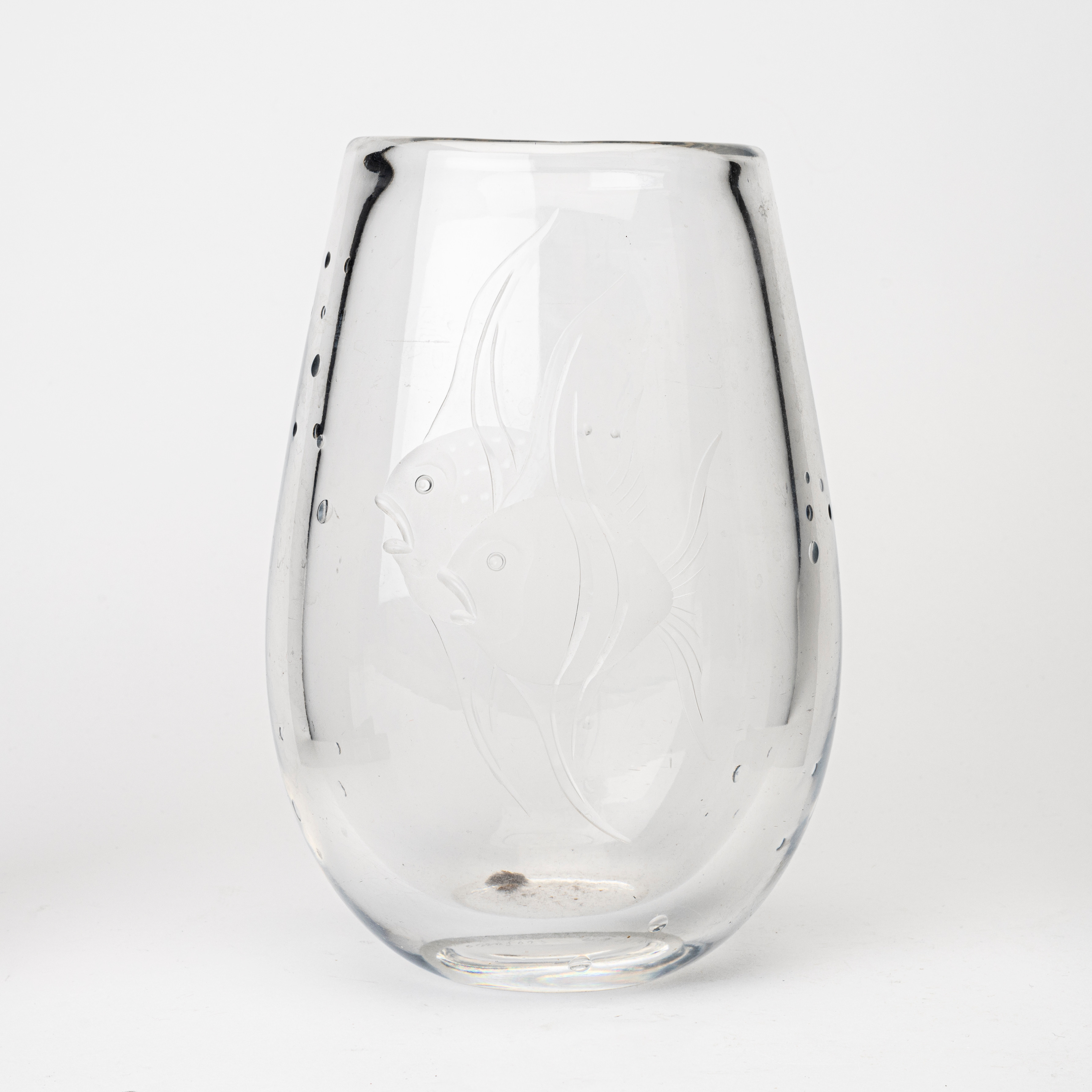 VICKE LINDSTRAND. VAS, glas, slipad dekor i form av fiskar, signerad LA och daterad 1916, Orrefors.