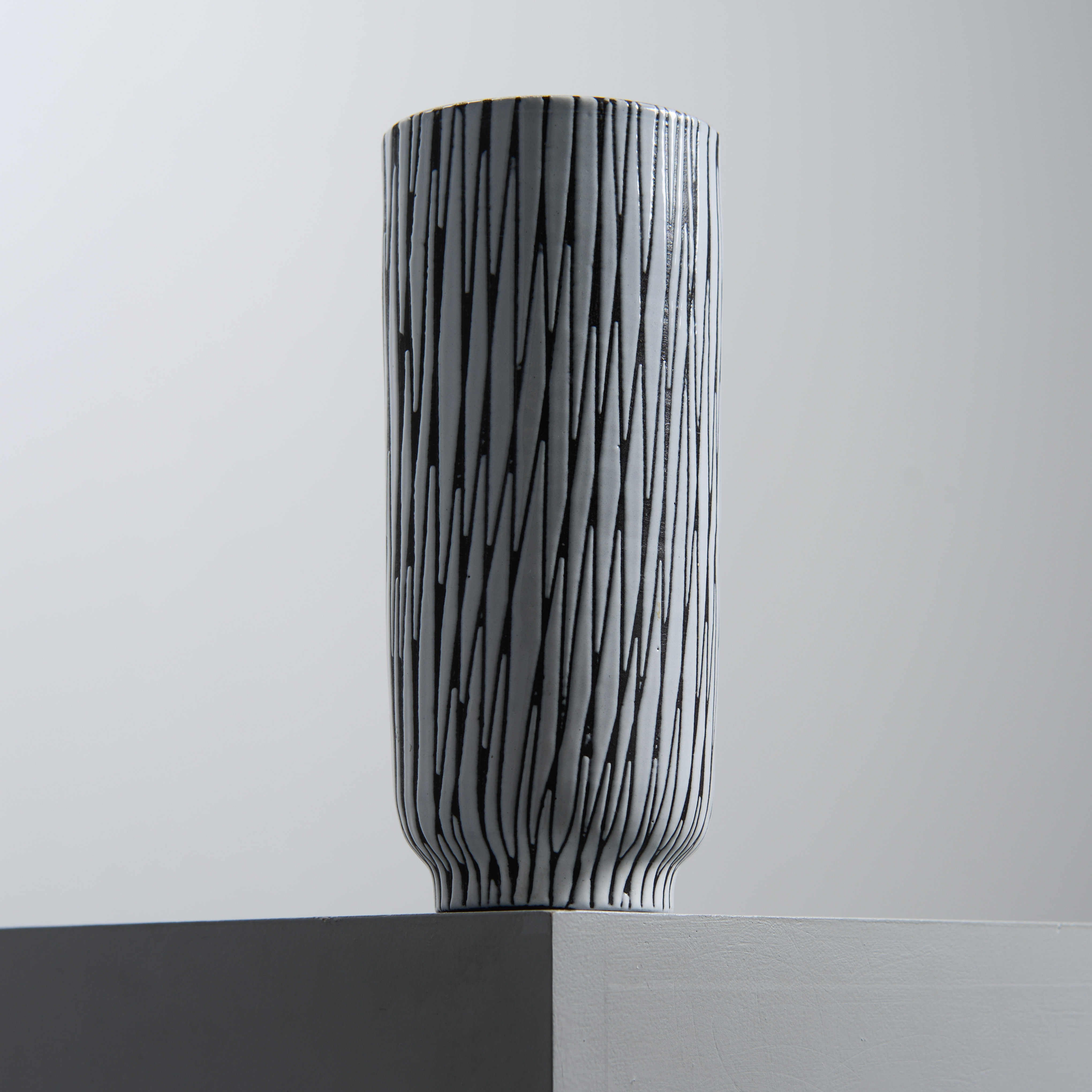 MARI SIMMULSON. "Mars", vas, modell 4050, Upsala-Ekeby, 1952-54.