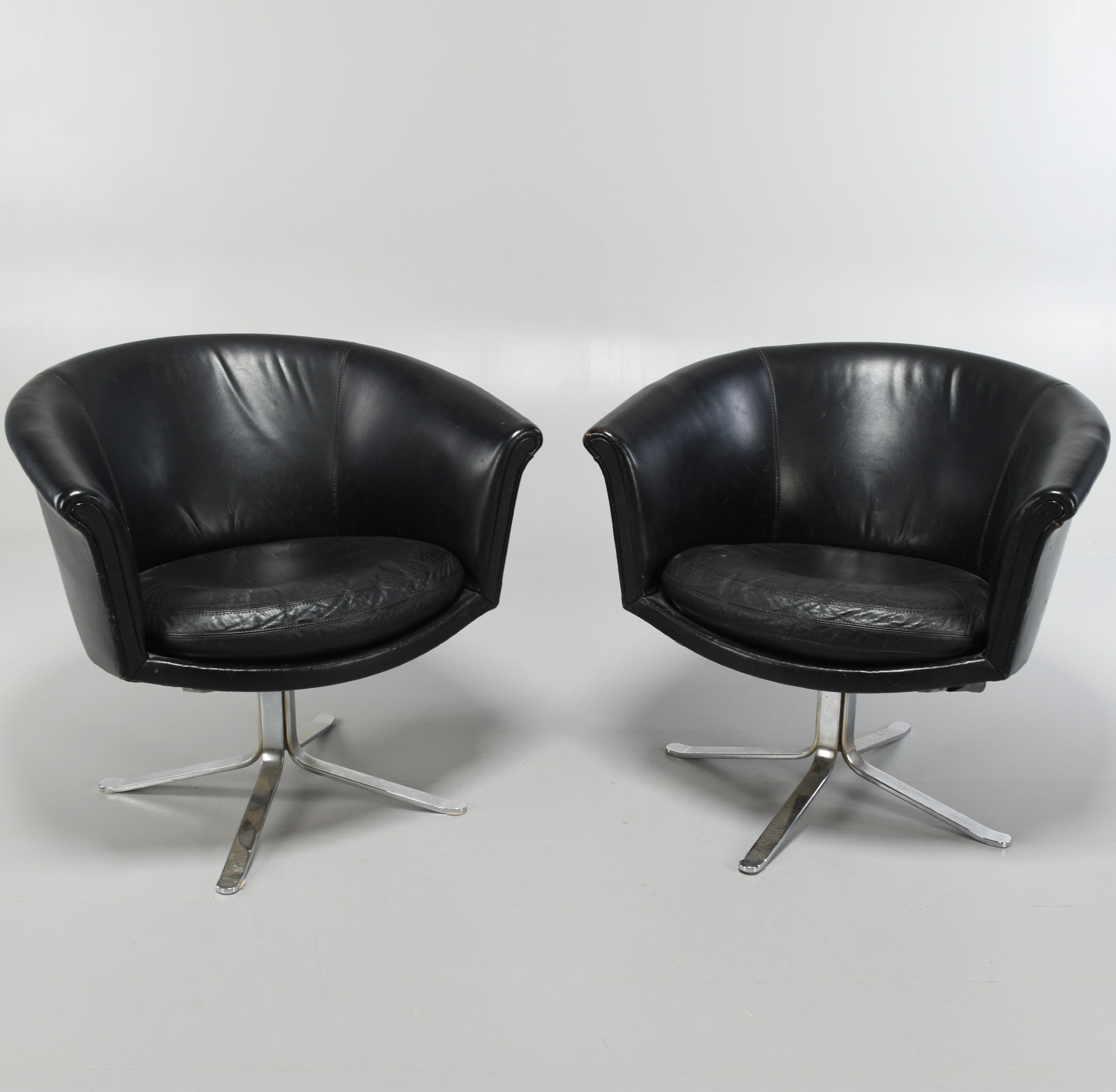 SNURRFOTÖLJER, ett par, (2 st), svart skinn med kromstomme.