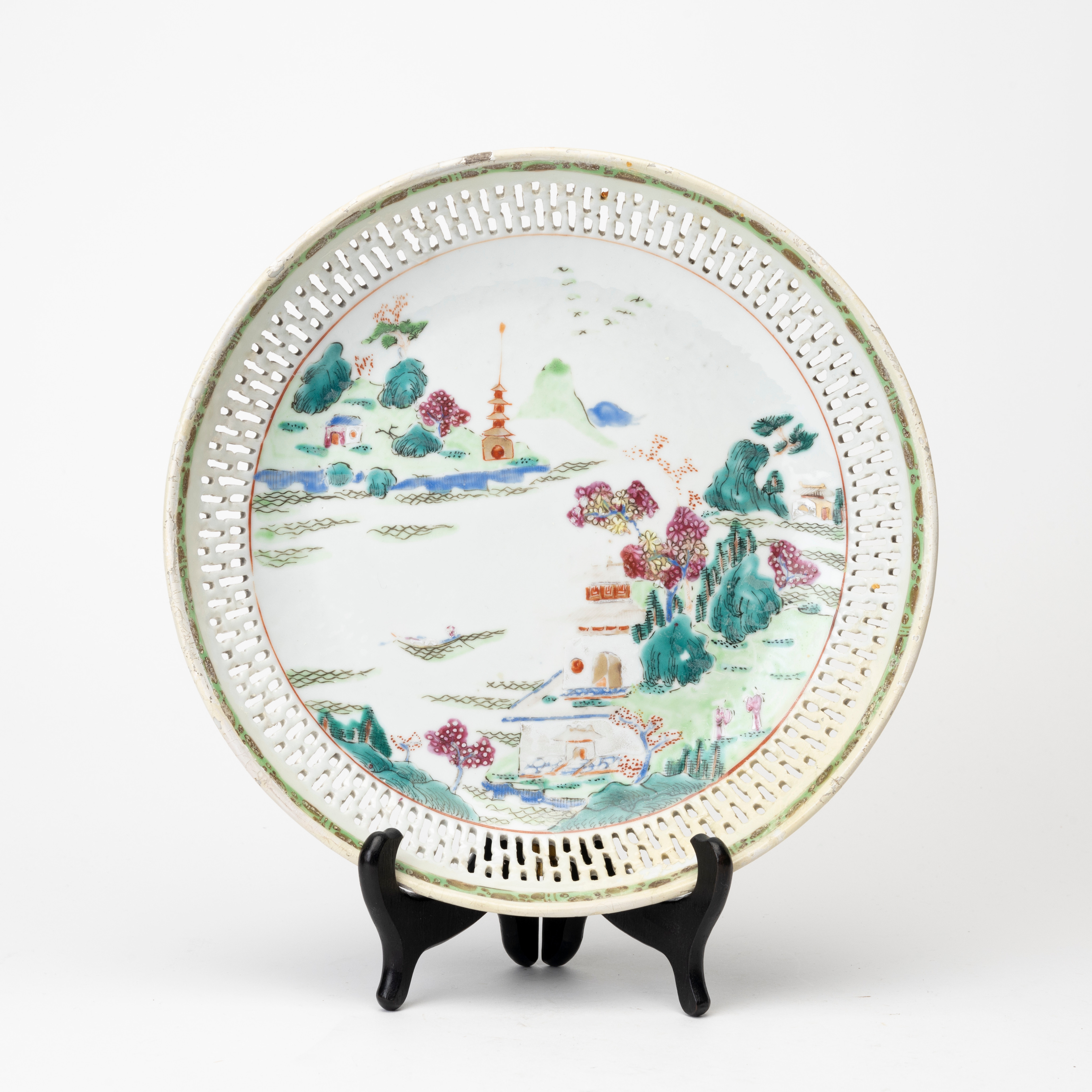 FAT, genombruten dekor, Kina, Qingdynastin, 1700/1800.