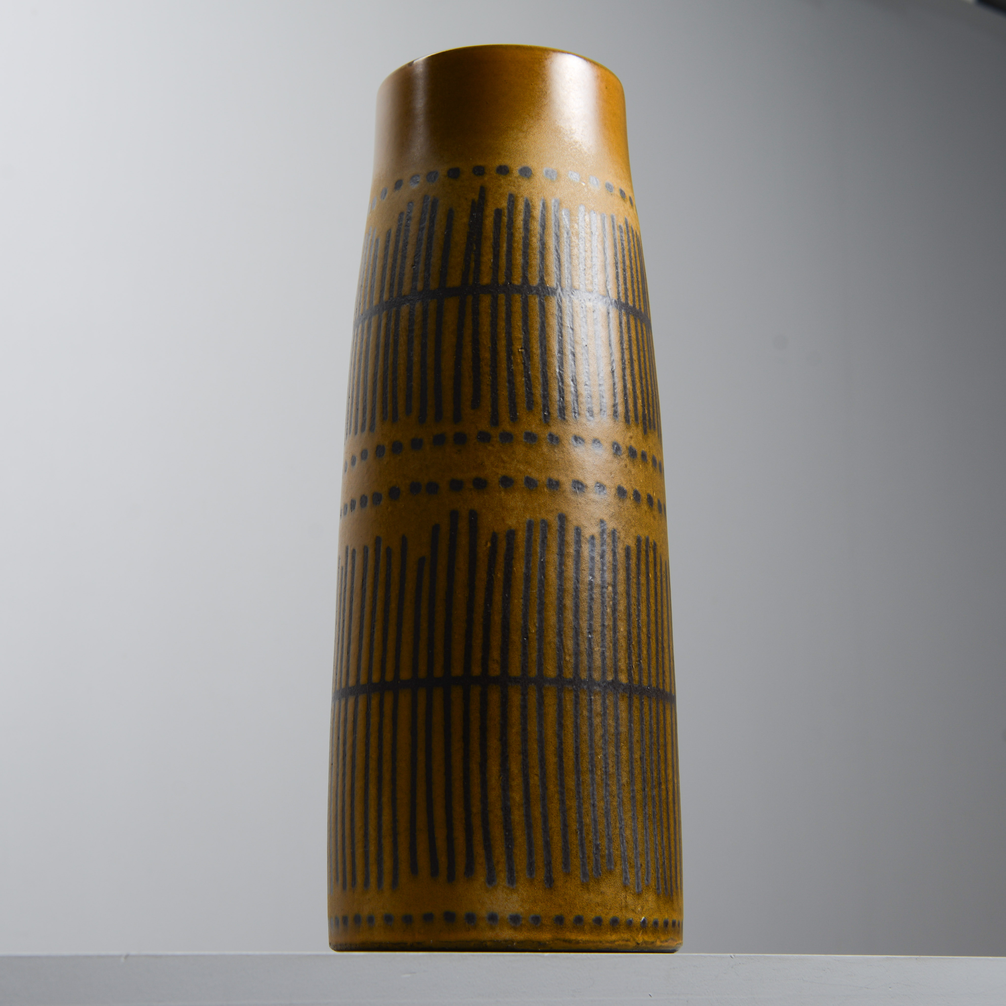 GÖRAN ANDERSSON. "Stripa", golvvas, modell 9078, Upsala Ekeby, 1961-63.