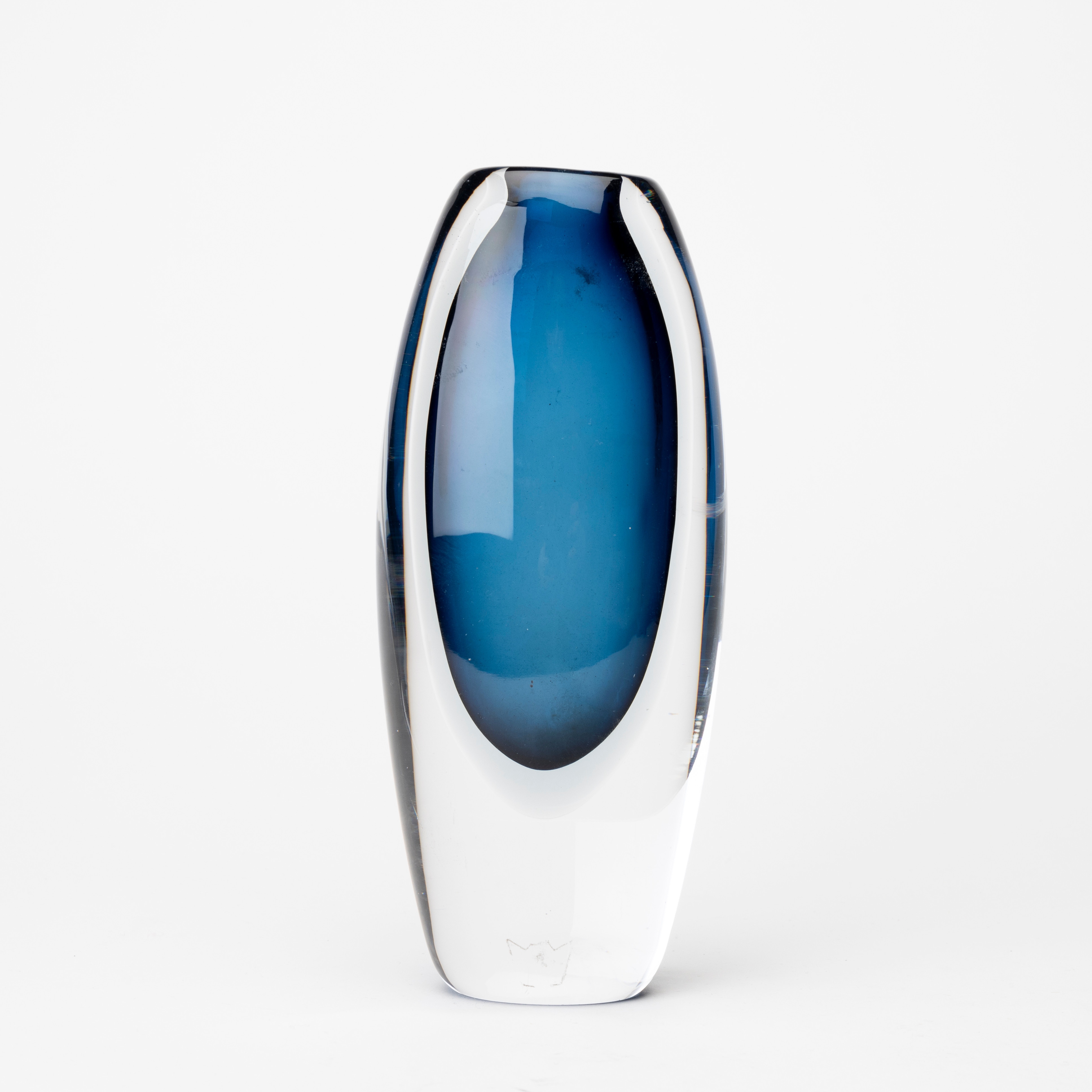 VICKE LINDSTRAND. Vas, glas, underfång, signerad, Kosta, 1950-tal.