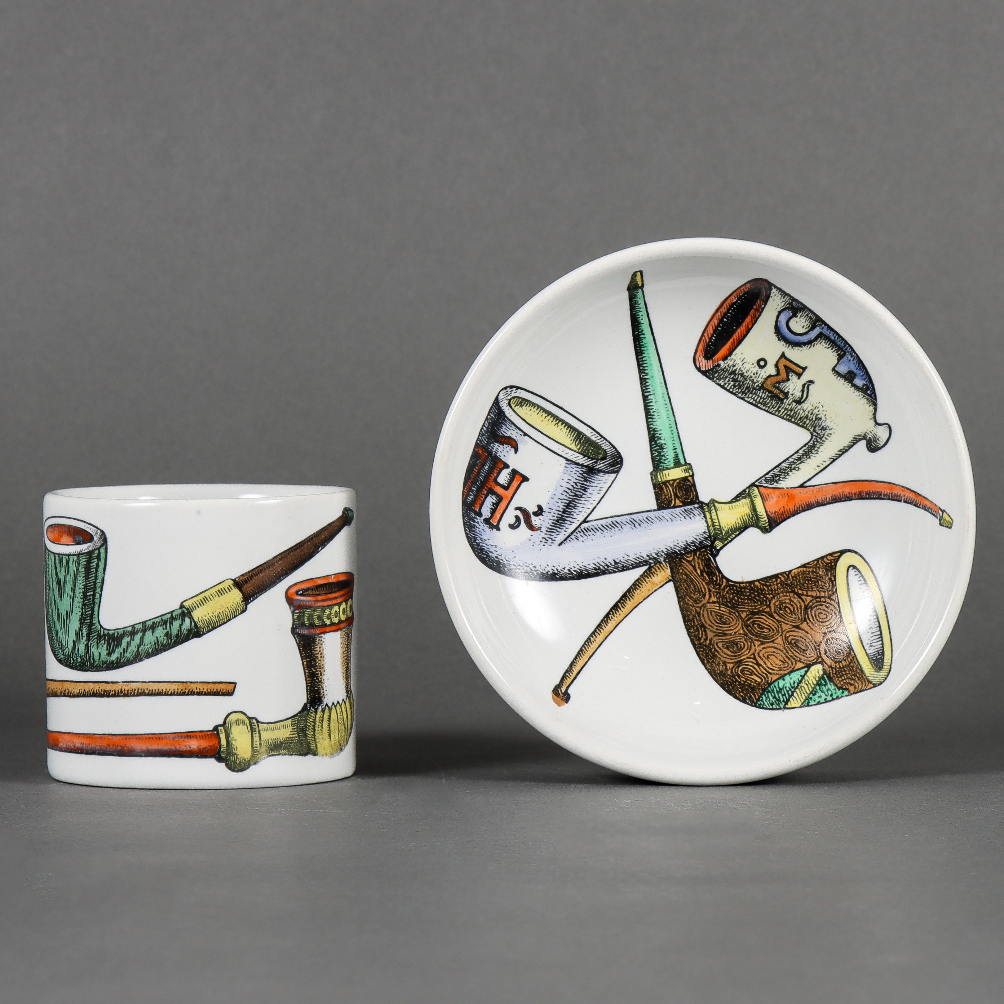 PIERO FORNASETTI. Askfat och cigarettburk, porslin, Milano Italien.