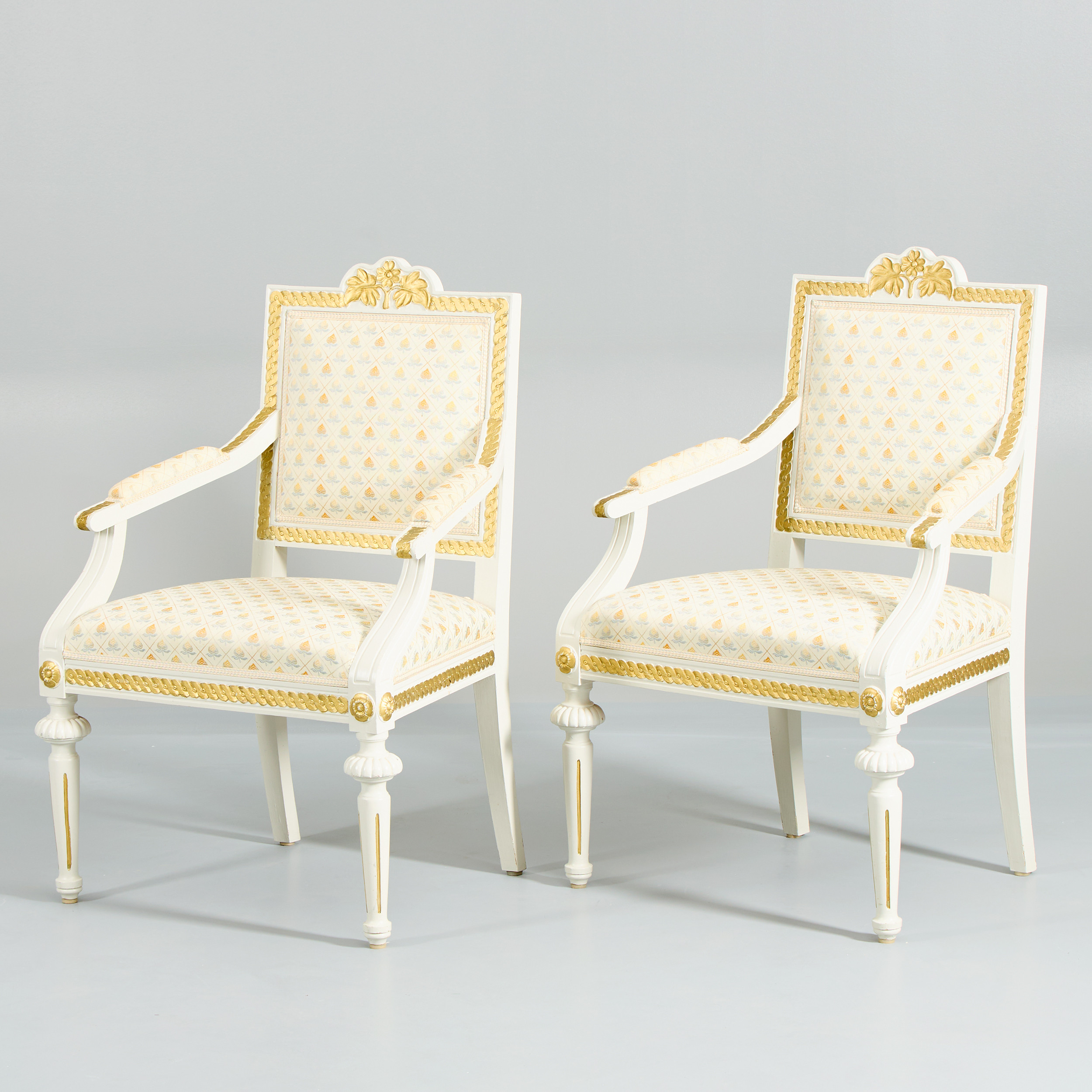 KARMSTOLAR. Ett par, gustaviansk stil, 1900-talets mitt.