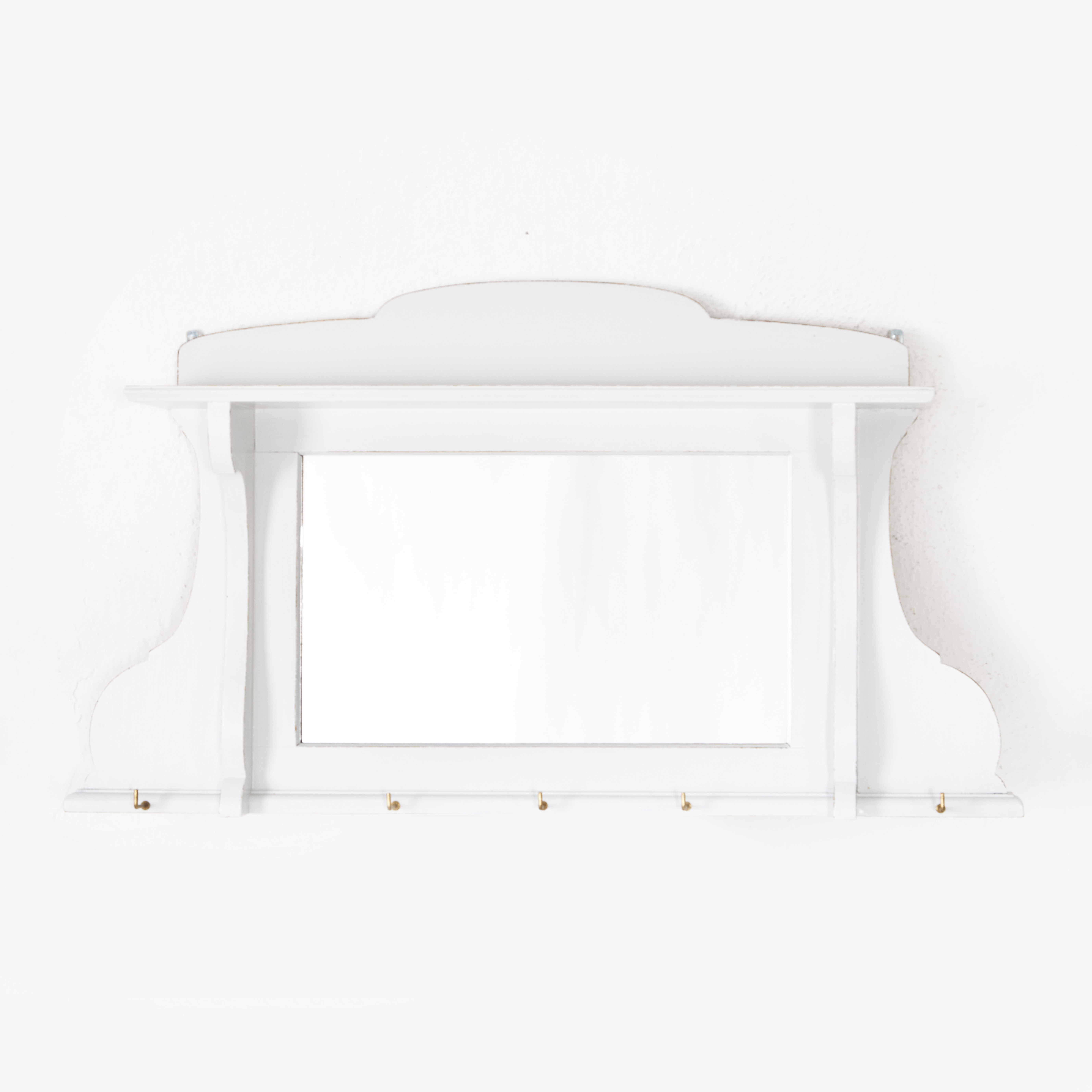 SPEGEL, 1900-talets början, bemålad, med hylla och krokar i mässing.