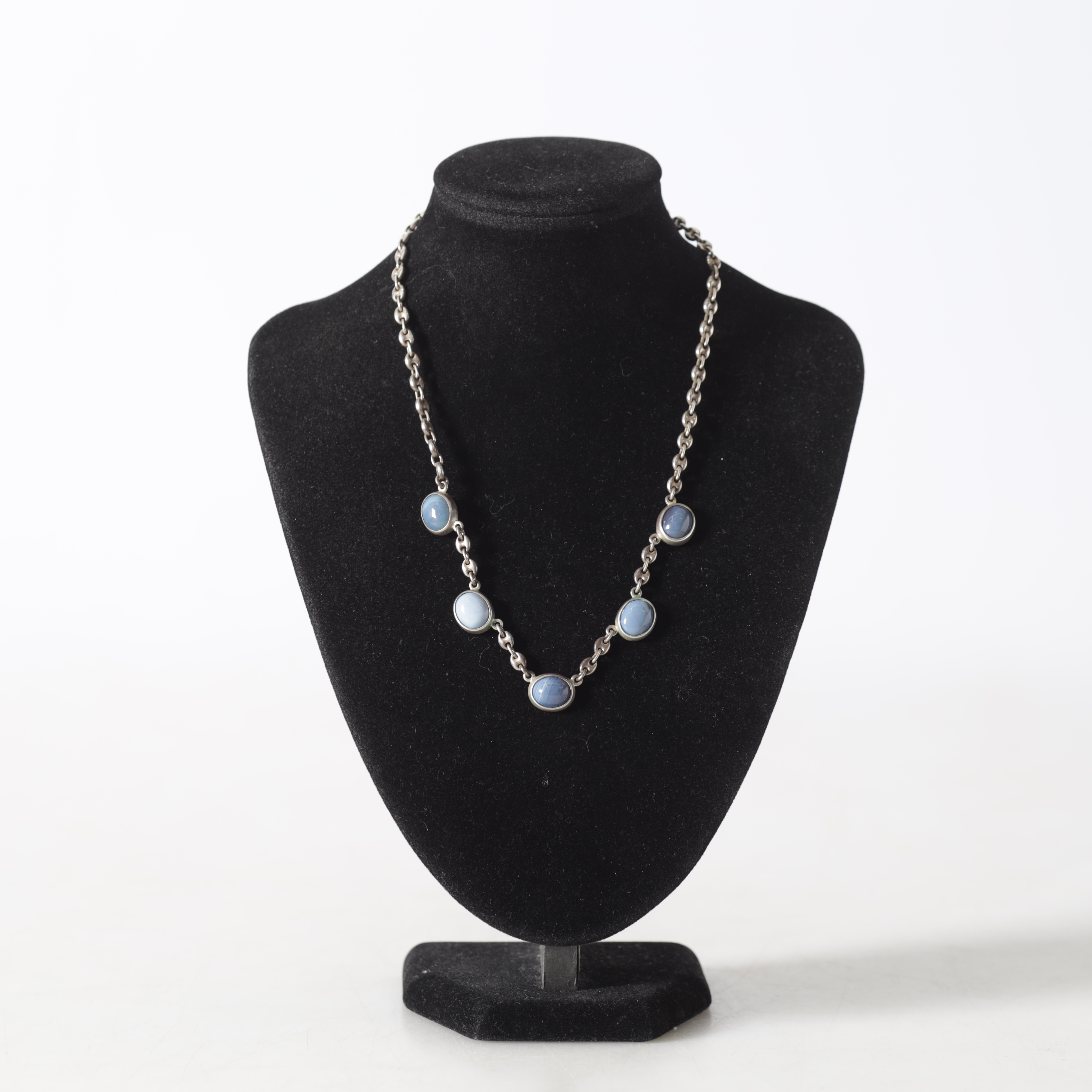 COLLIER, silver samt cabochonslipade stenar, Malmö, 1983.