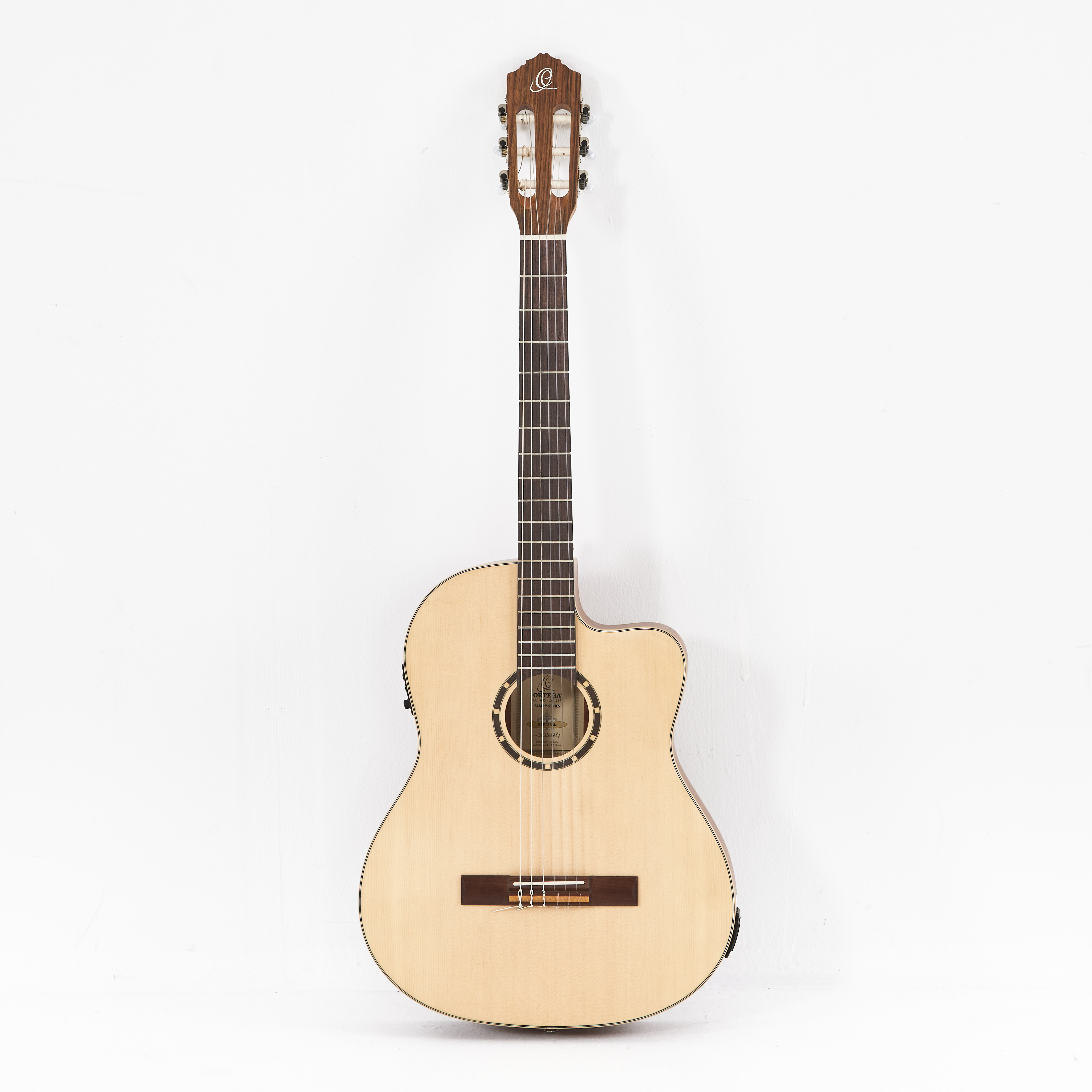 BJÖRN SKIFS, gitarr, modell Ortega, från sista spelningen på Hamburger Börs, år 2022, "En värld av Skifs".