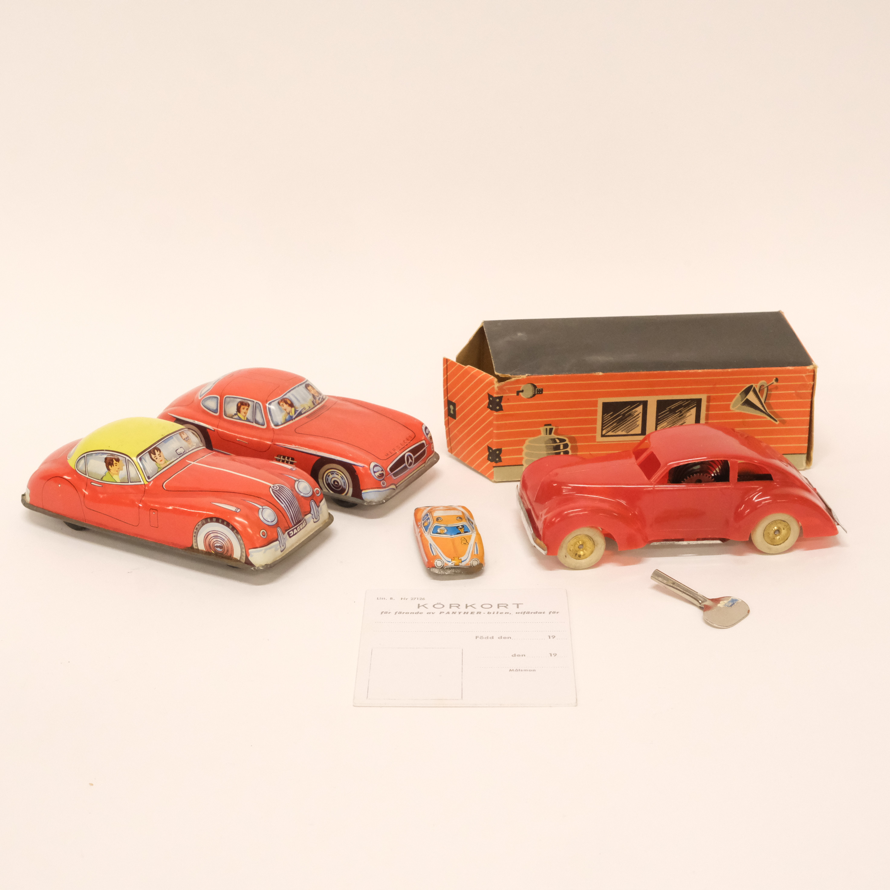 FYRA MODELLBILAR. PLÅT SAMT PLAST. 1950/60-TAL.