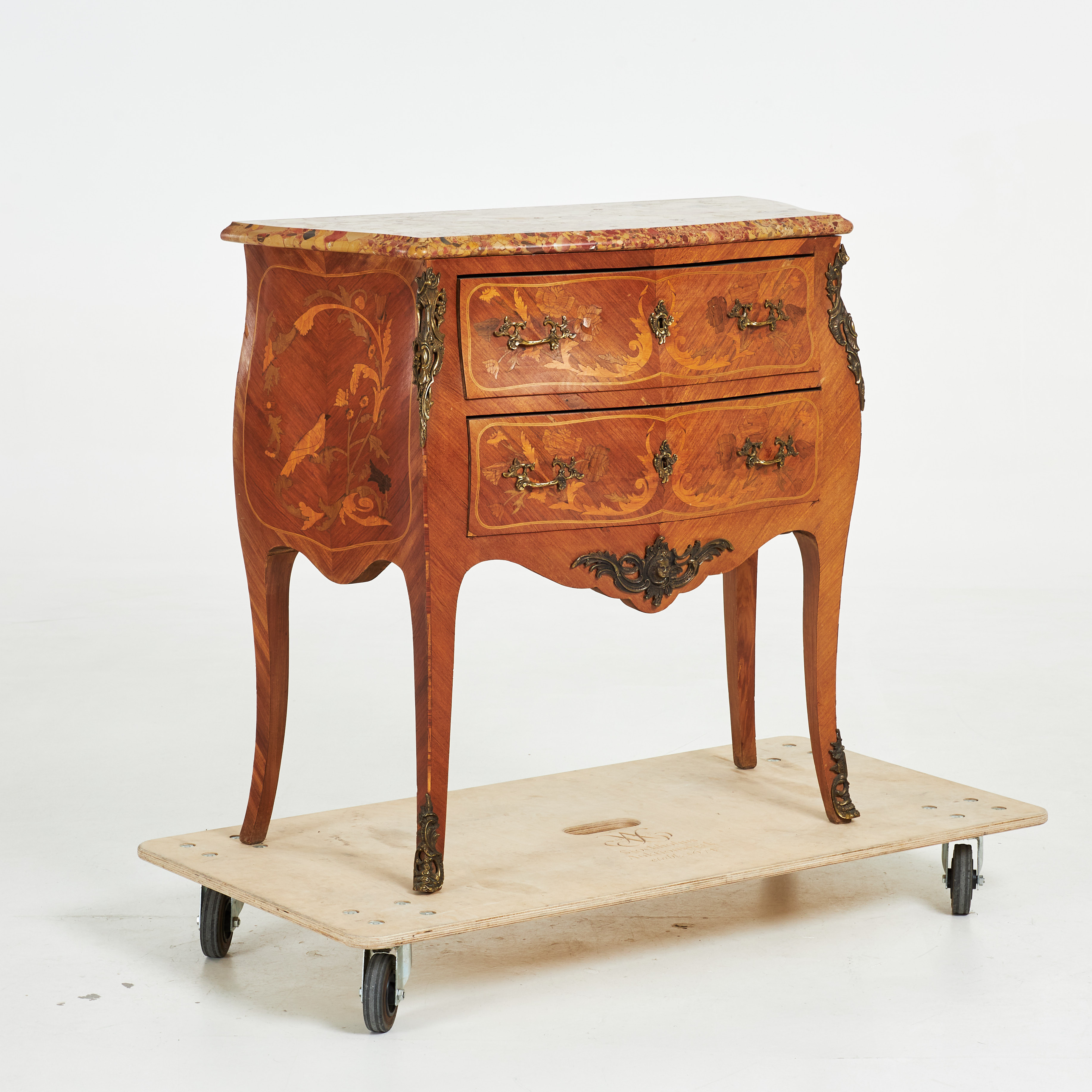 BYRÅ, rokokostil, stenskiva, fanérad bl.a. i ek, intarsiadekor, beslag i mässing, 1900-tal.