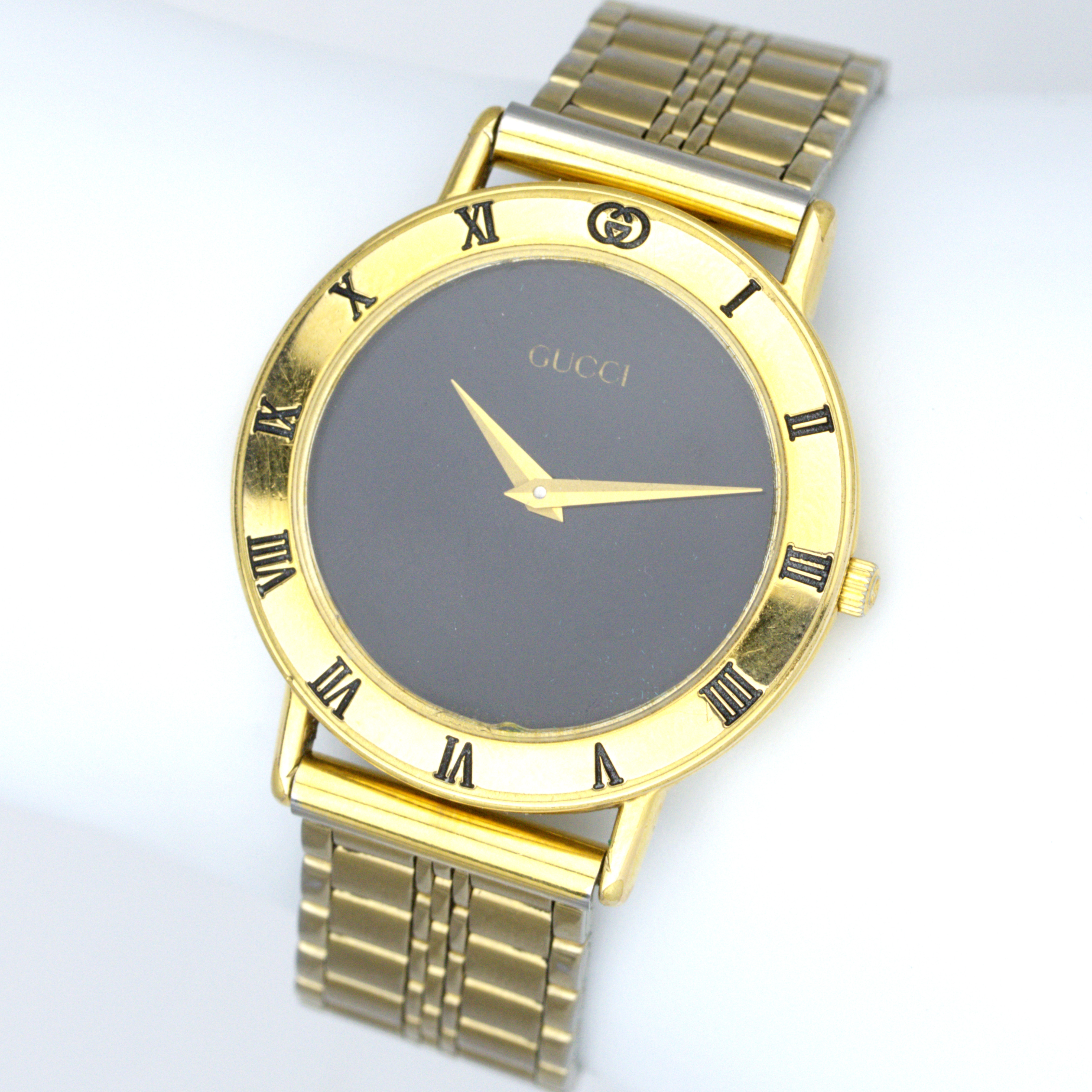GUCCI. Armbandsur, förgyllt stål med svart urtavla, quartz.