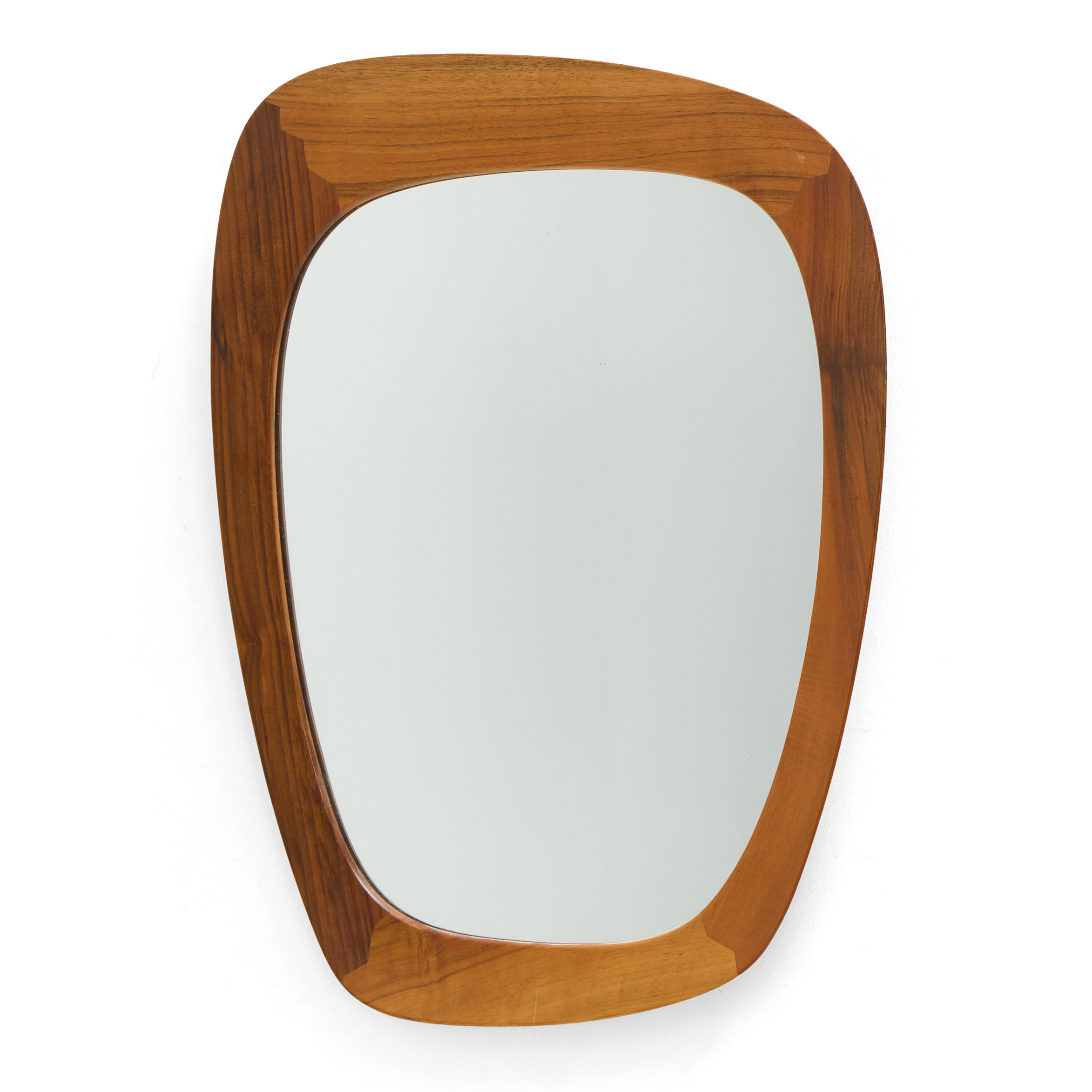 UNO OCH ÖSTEN KRISTIANSSON, väggspegel, modell " 402 " Vittsjö Möbelfabrik 1950 tal, valnöt.