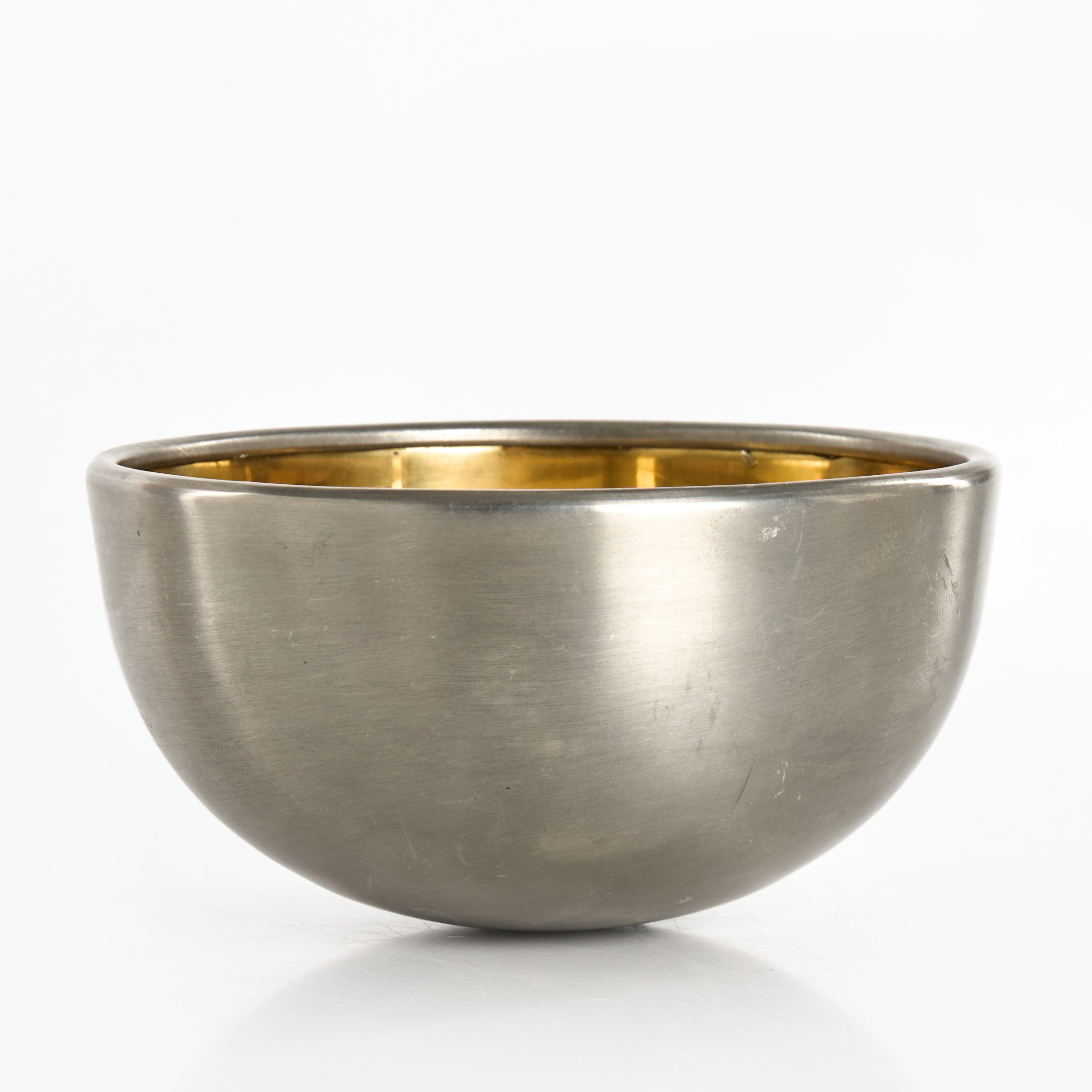 SEBASTIAN SCHILDT. Skål för Firma Svenskt Tenn, tenn, invändigt med förgyllning, stämplade undertill med änglamärket samt.