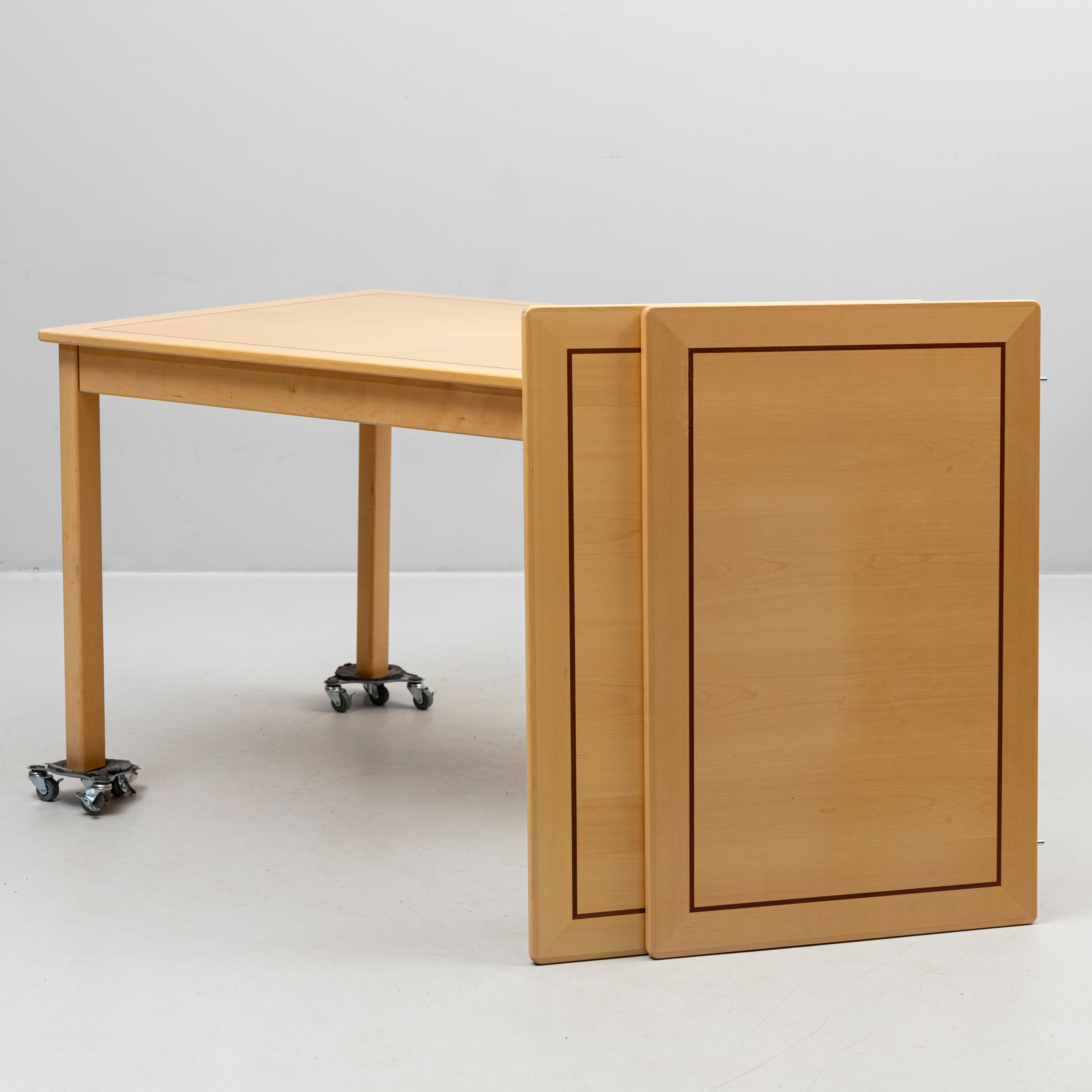 MATBORD, med 2 utdragbara klaffar, björk, 1900-talets slut.