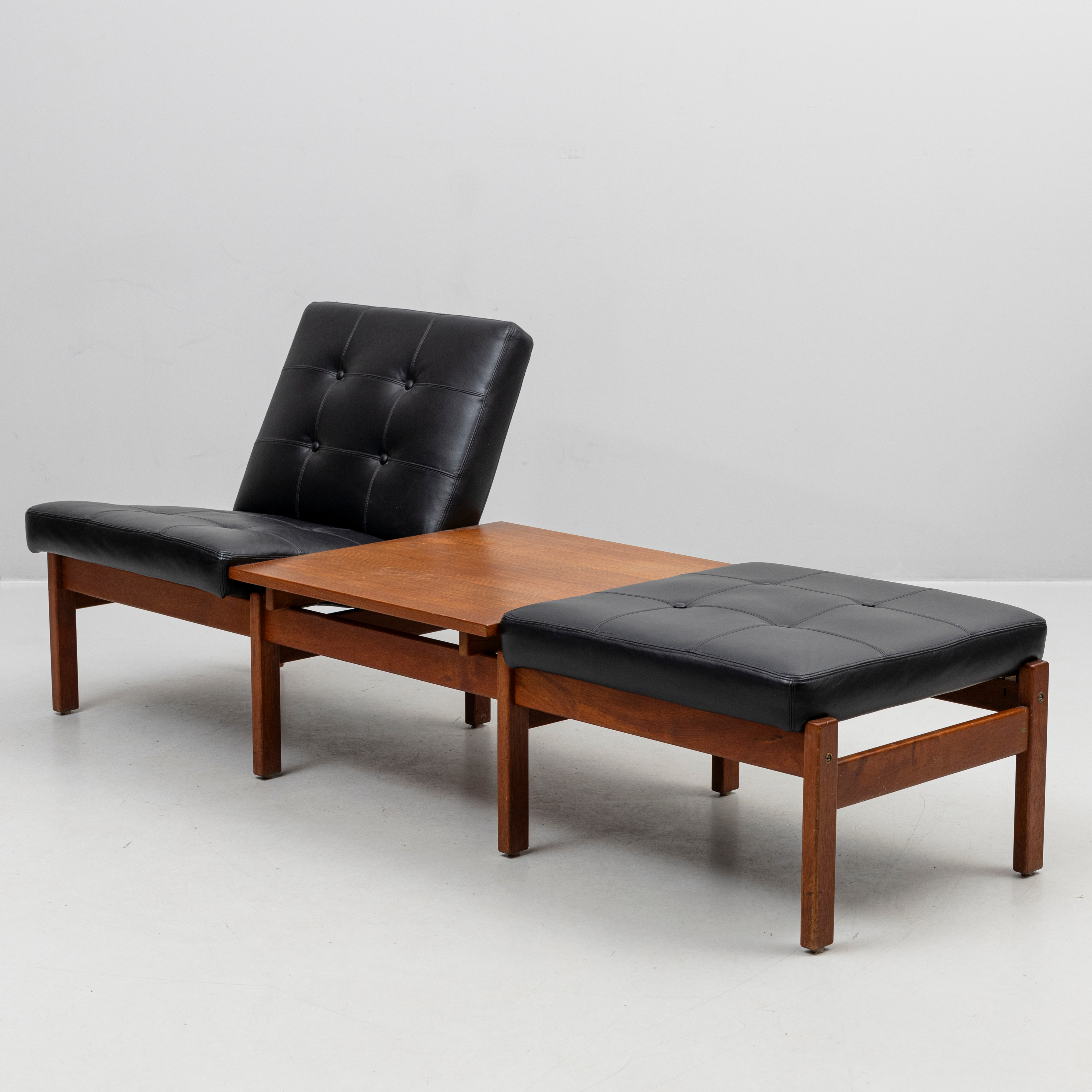 YNGVE EKSTRÖM. Sittmöbel, "Domino", teak, konstläder, brännstämplad, Swedese, 1900-talets andra hälft.