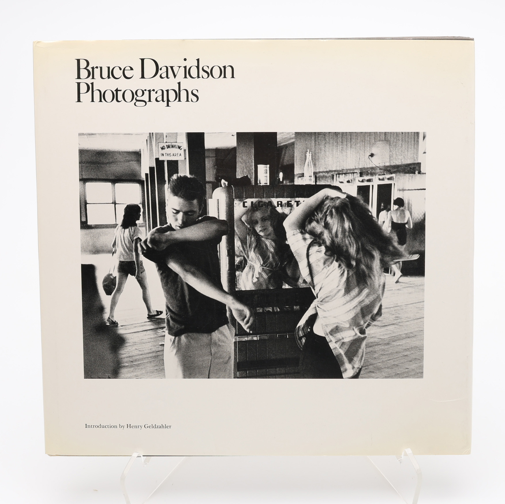 FOTO. DEN AMERIKANSKE MAGNUM,-FOTOGRAFEN BRUCE DAVIDSONS PHOTOGRAPHS UTGIVNA AV THAMES AND HUDSON I LONDON 1979.