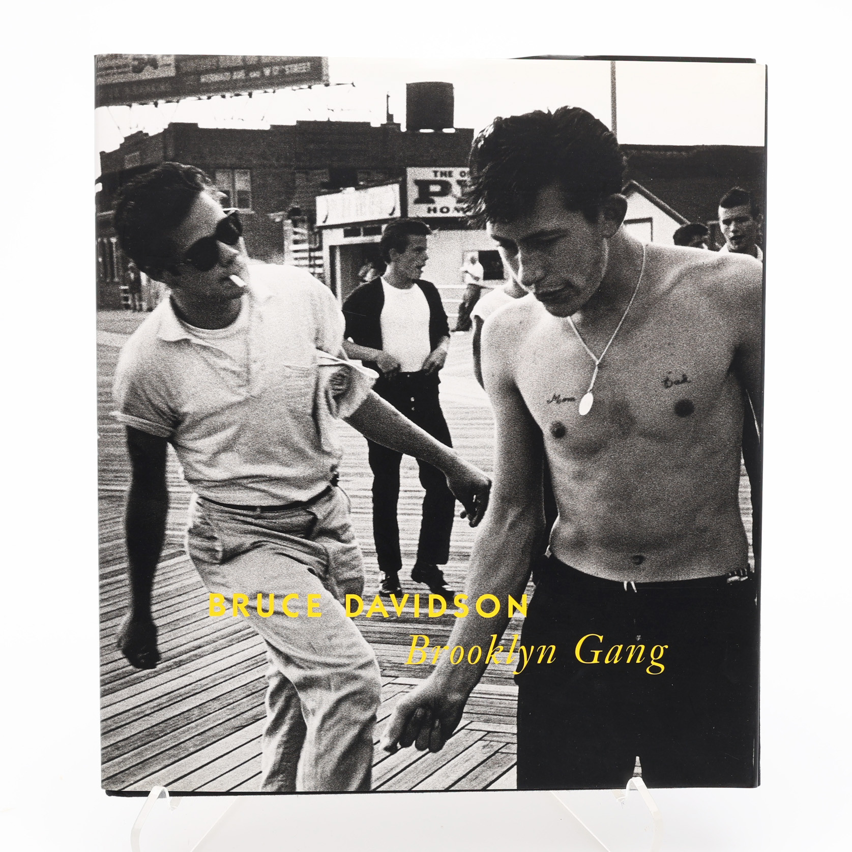 FOTO. DEN AMERIKANSKE MAGNUM-FOTOGRAFEN BRUCE DAVIDSONS BROOKLYN GANG I FÖRSTA UPPLAGAN 1998.