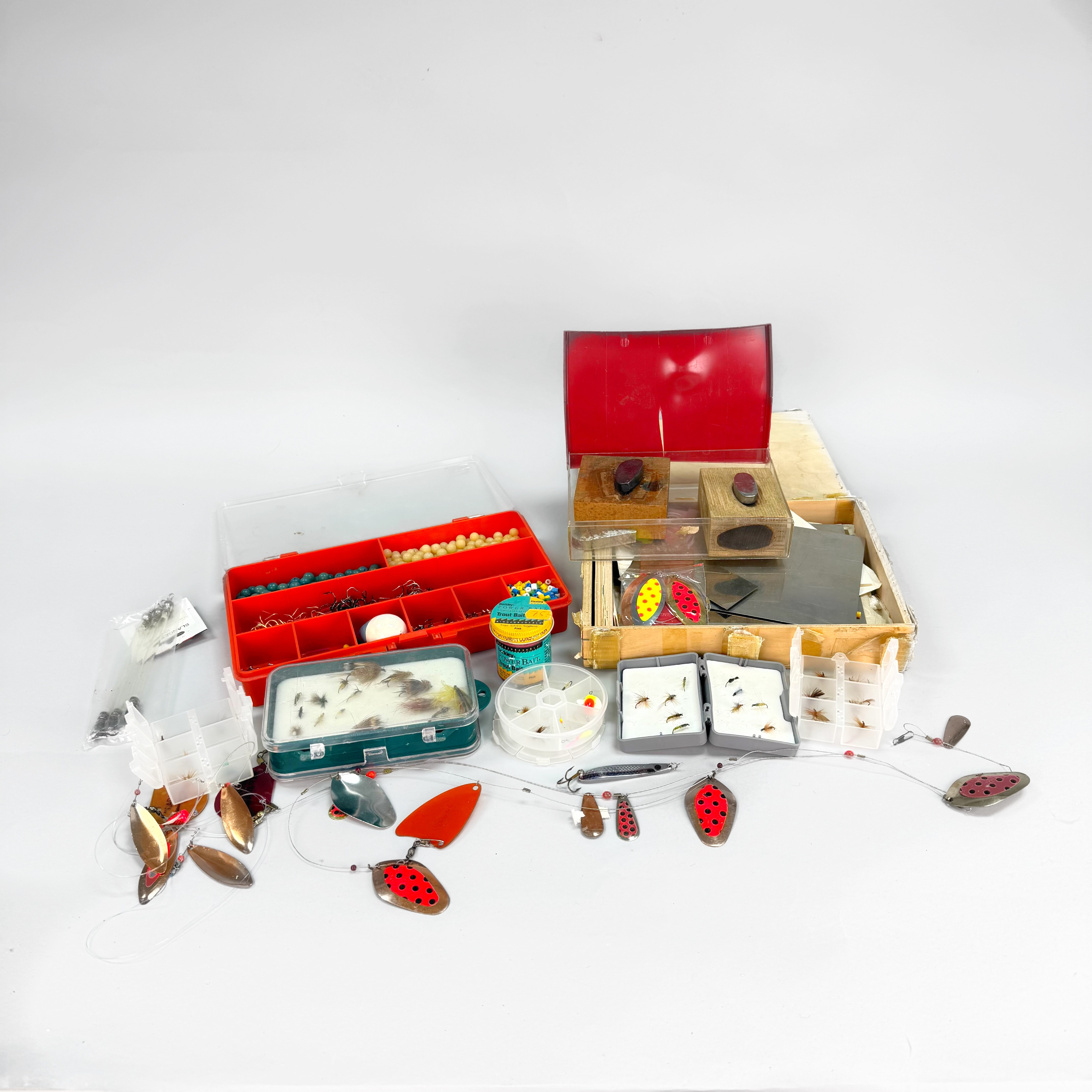 FISKE UTRUSTNING - Parti med bla flugor & drag, ämnen och mallar för tillverkning.