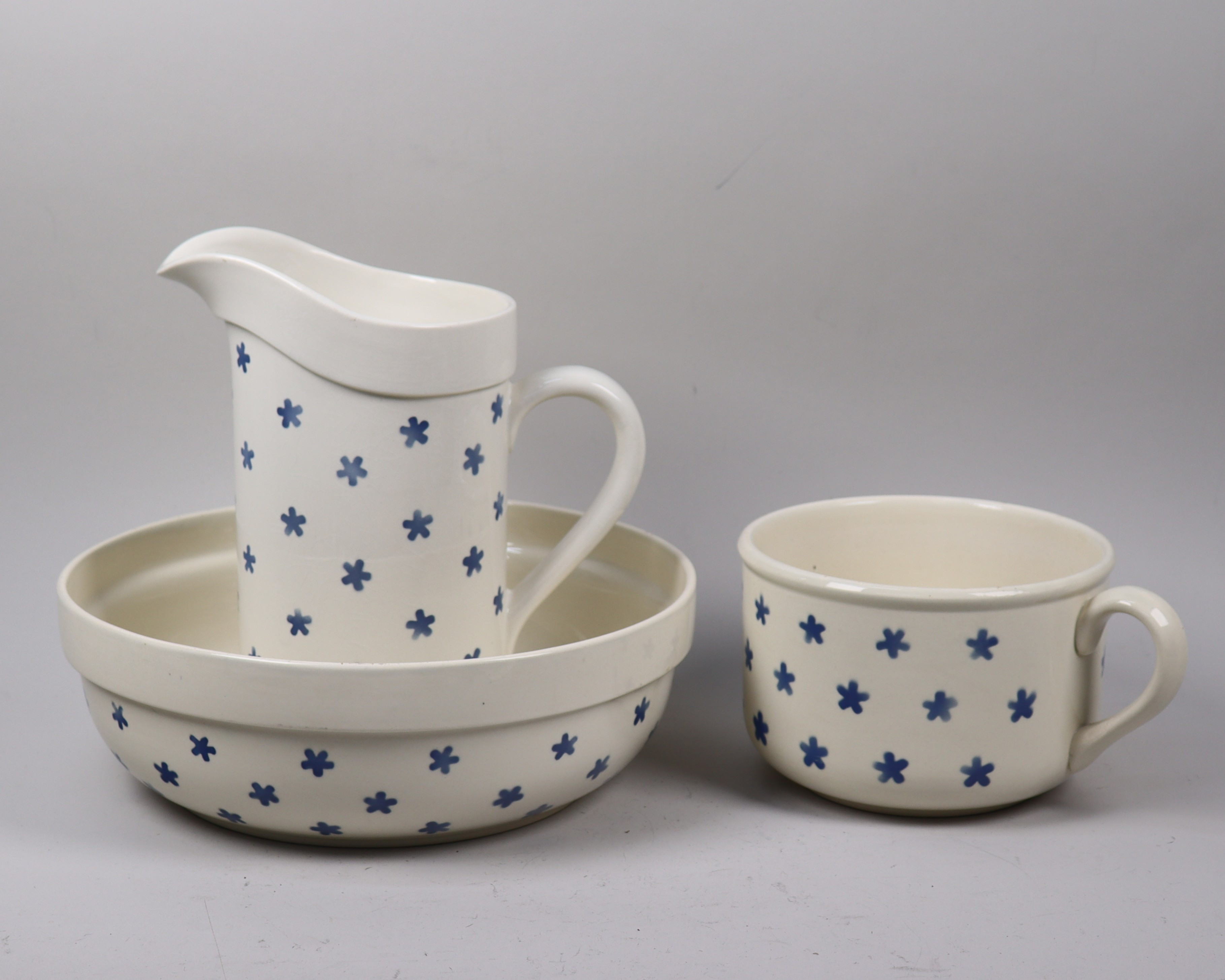 WILHELM KÅGE. "Corso", tvättservis, Gustavsberg, kanna, tvättfat samt potta, 1900-talets första hälft.