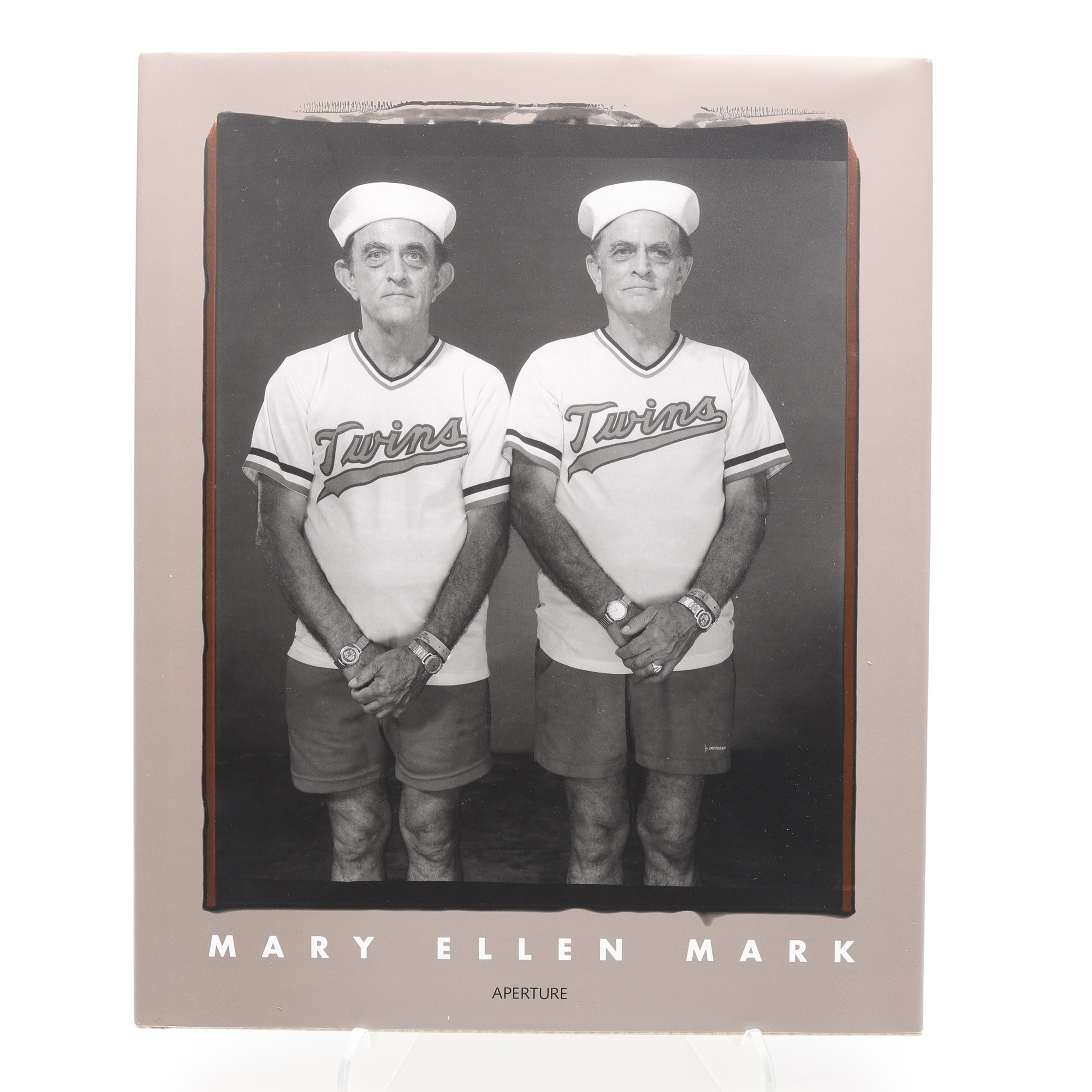 FOTO. DEN AMERIKANSKA FOTOGRAFEN MARY ELLEN MARKS BOK TWINS I FÖRSTA UPPLAGAN 2003 DÄR HON FOTOGRAFERAT OCH INTERVJUAT 70 PAR TVILLINGAR.