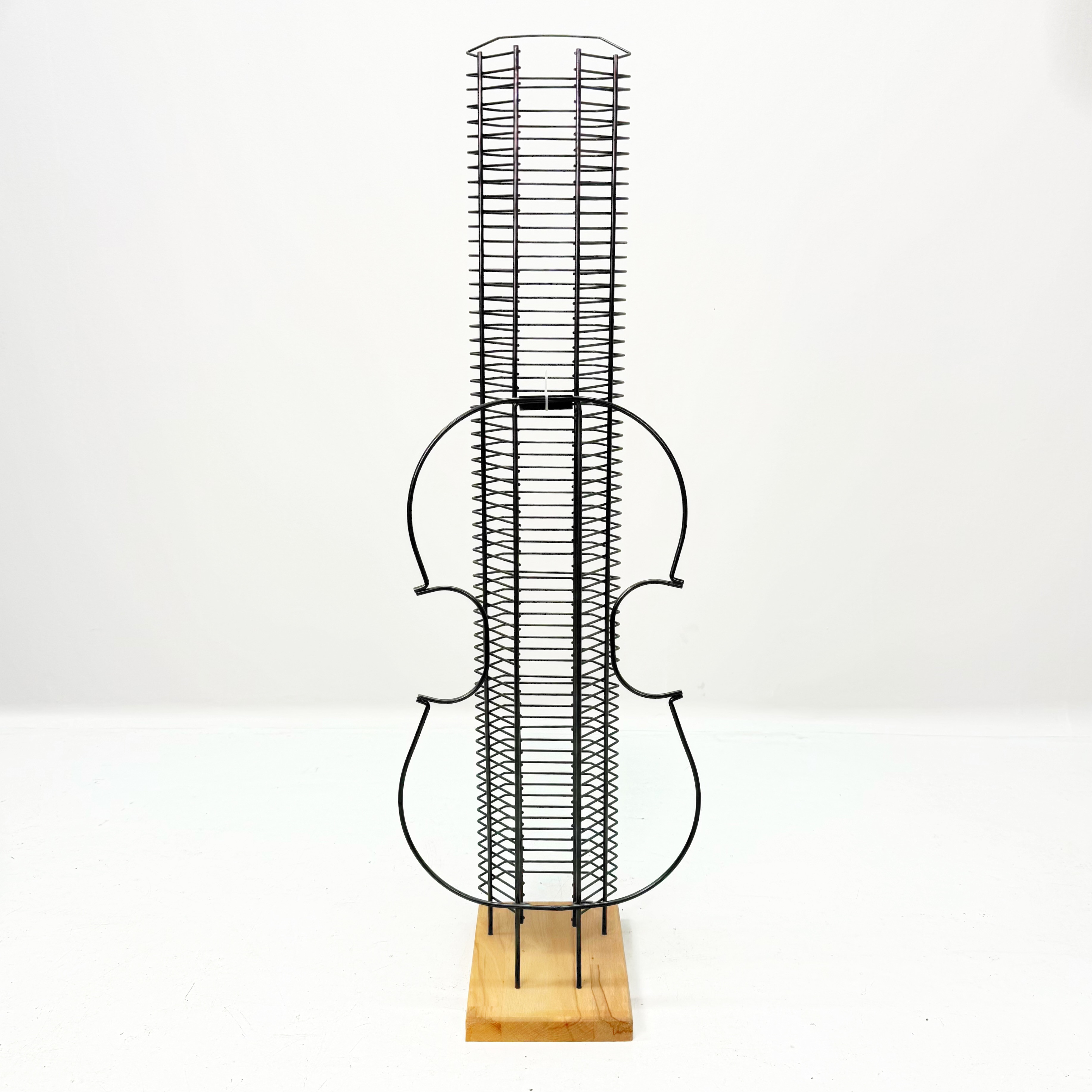 CD STÄLL i form av ett instrument, trä metall.