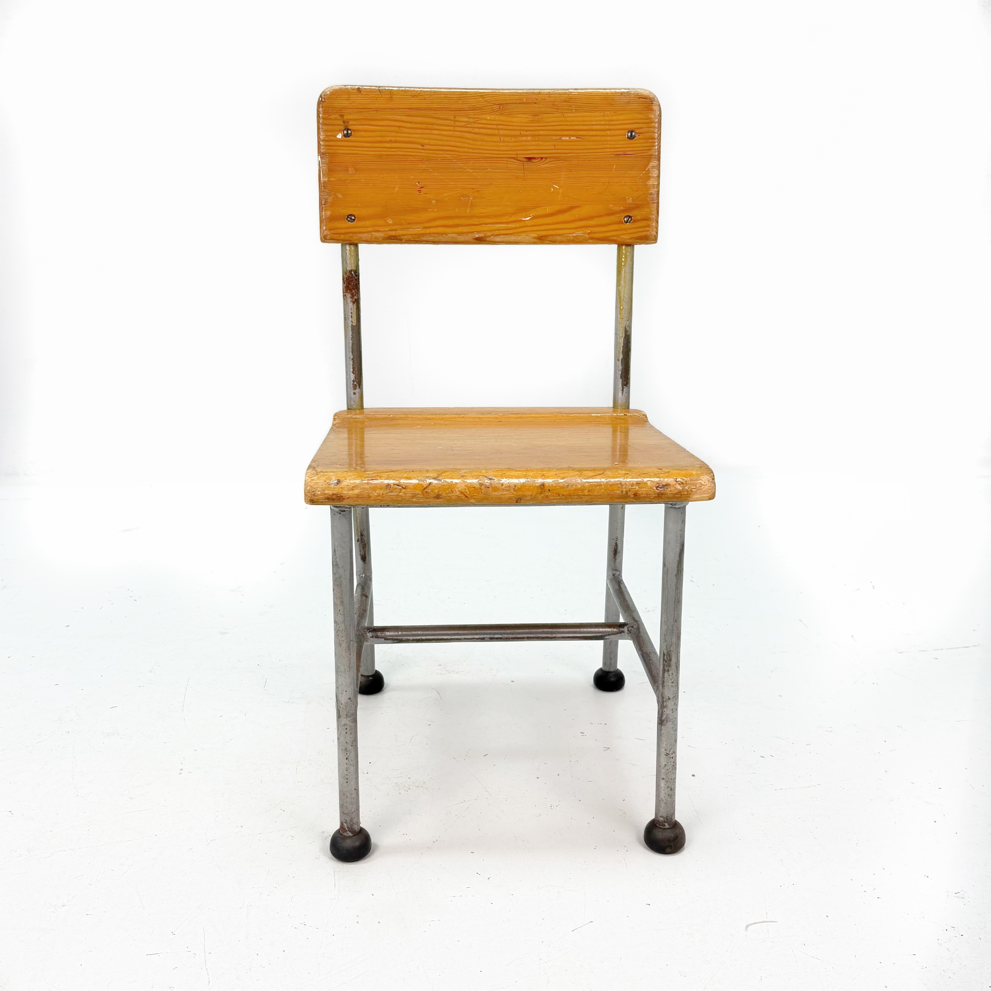 BARNSTOL trä, metall 1900 talets mitt.