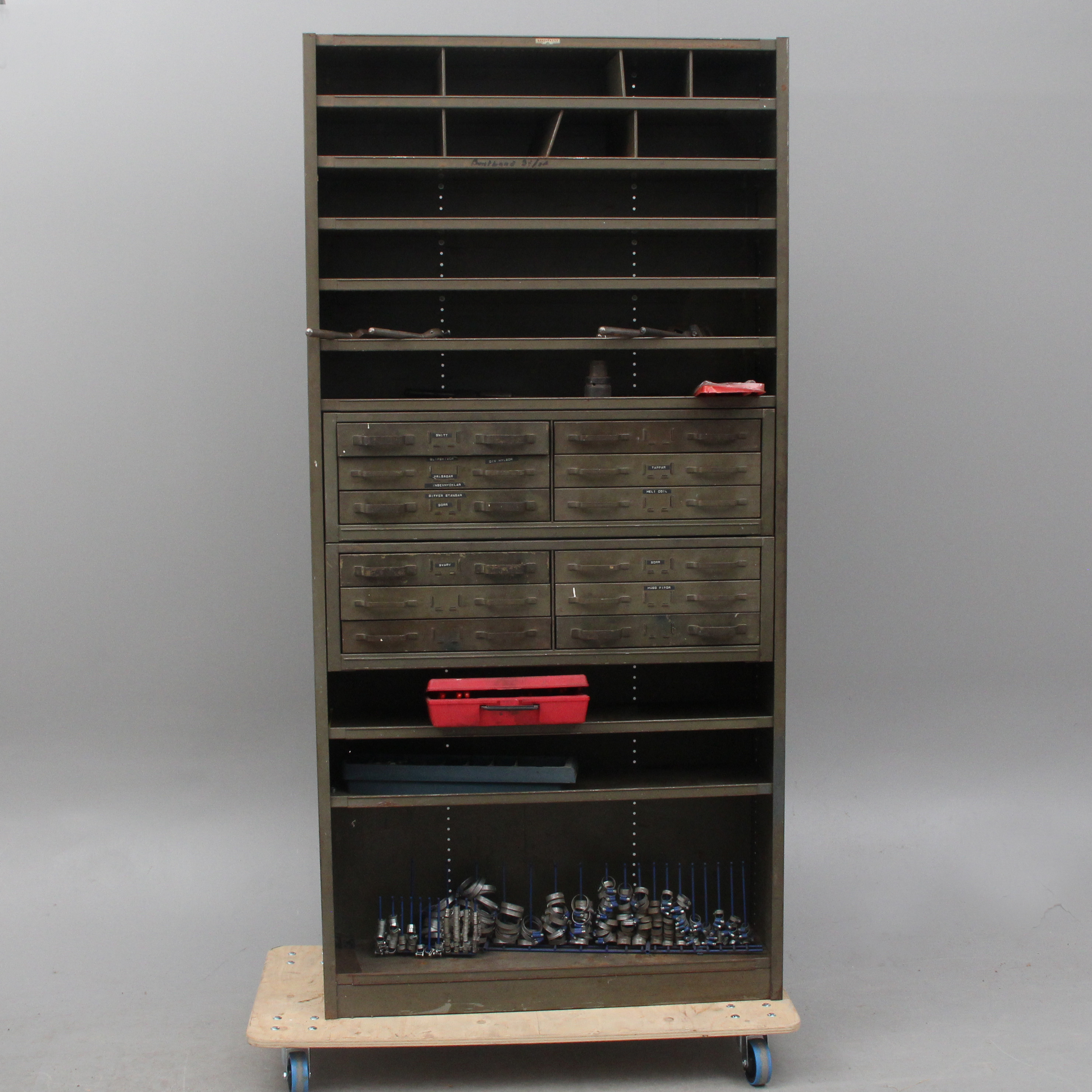 GOLVSKÅP/HYLLA, för exempelvis bilverkstad, metall, med innehåll.