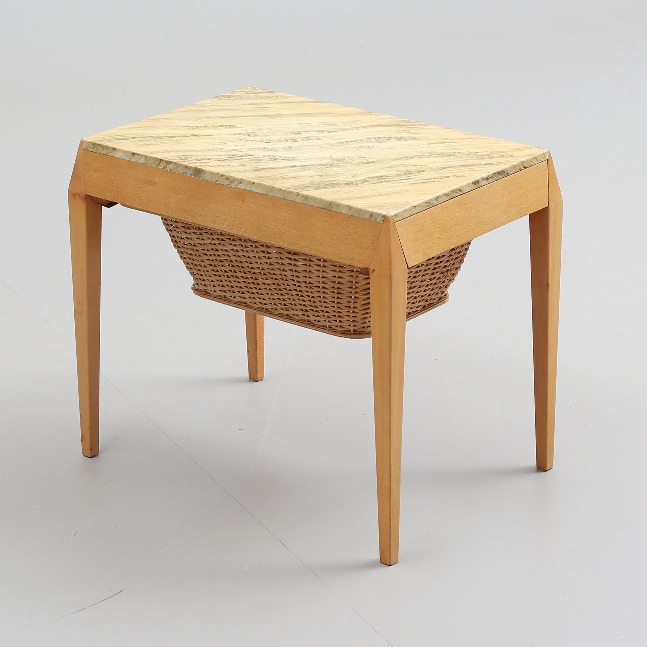 SYSKRIN, med korg, 1900-talets andra hälft.