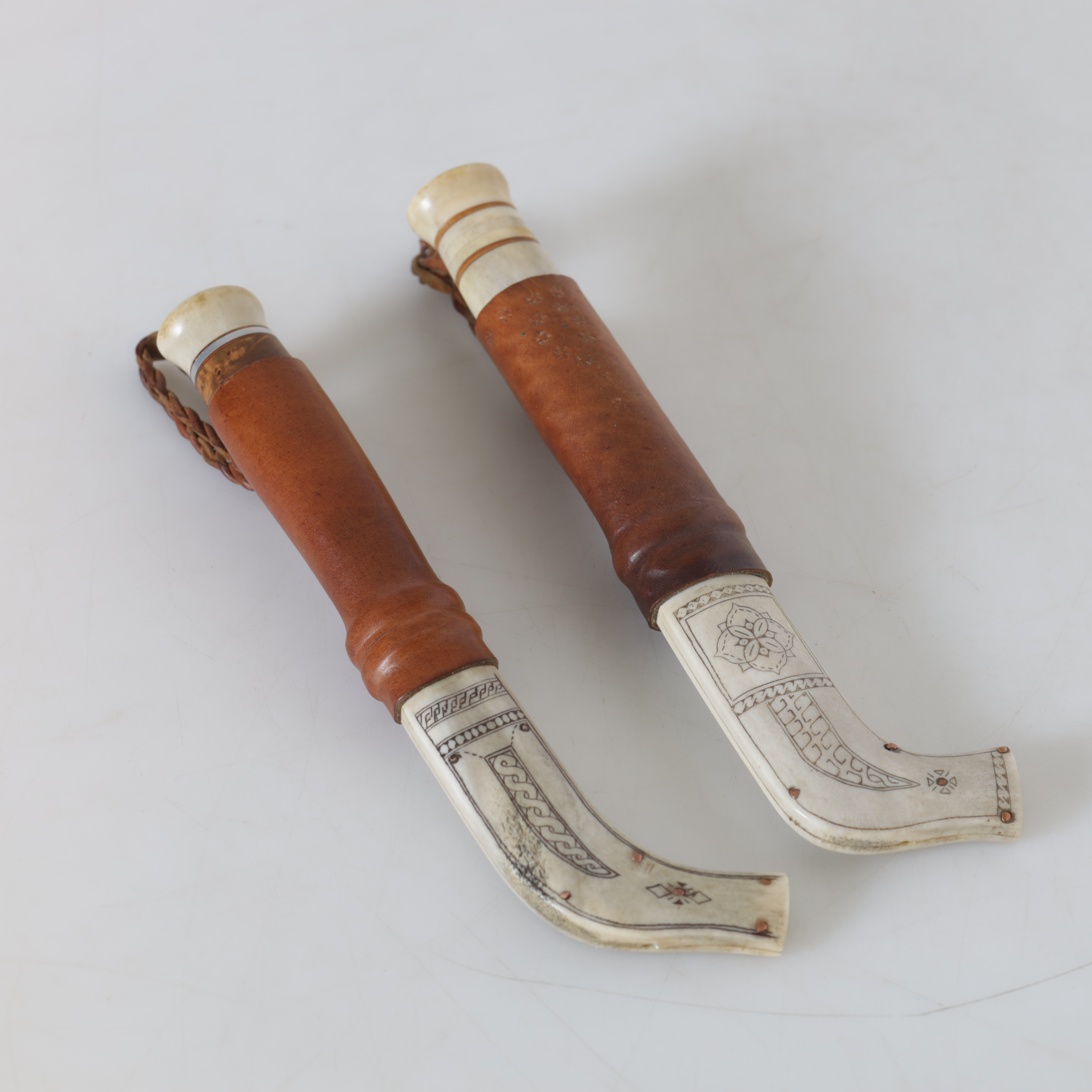 OIDENTIFIERADE TILLVERKARE. knivar, 2 st, samearbete, horn & läder.