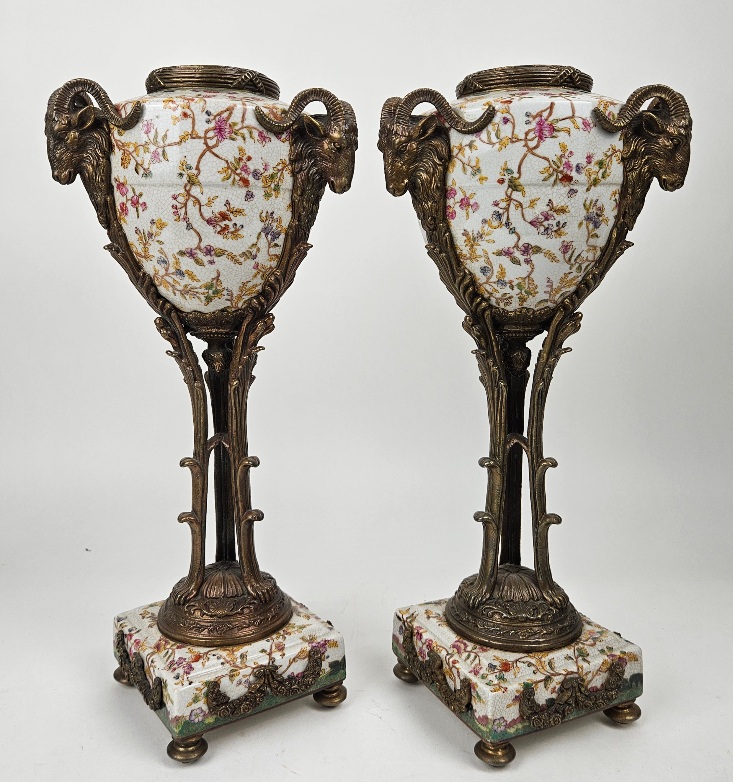 LOCKURNOR, ett par, keramik och metall, Louis XVI-stil, samtida.