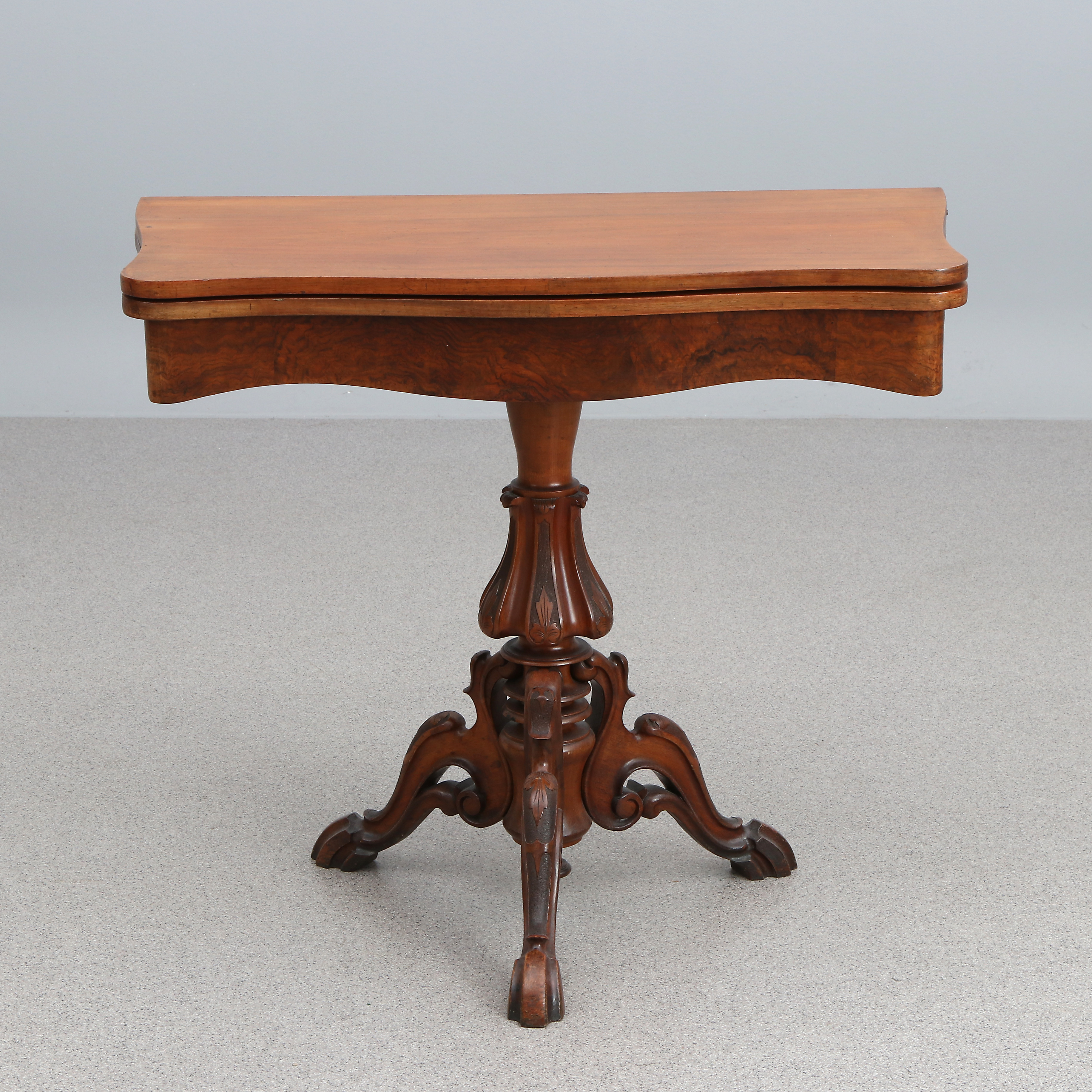 SPELBORD. Valnöt. Nyrokoko, 1800-talets andra hälft.