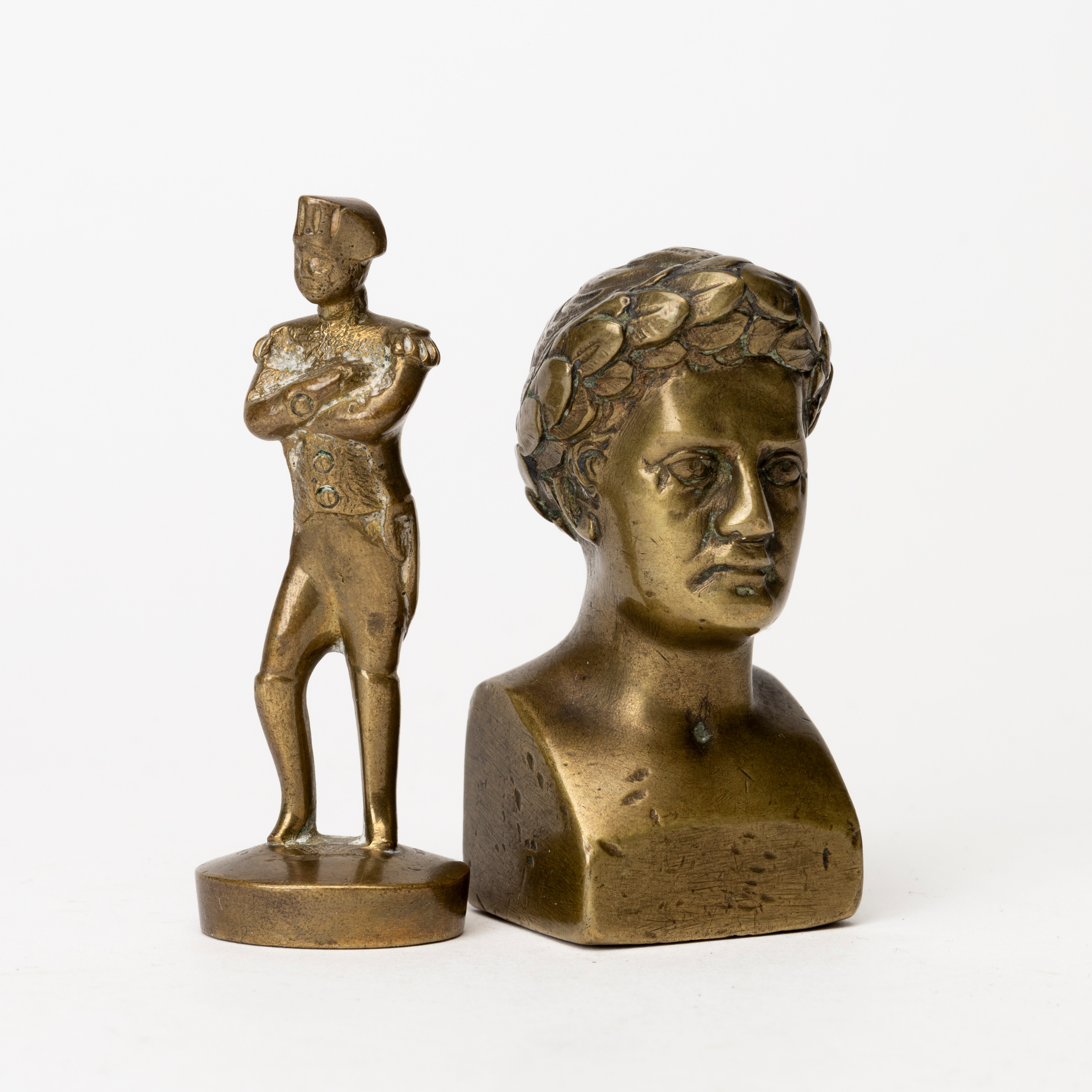 SIGILL samt FIGURIN, brons, 1900-tal.