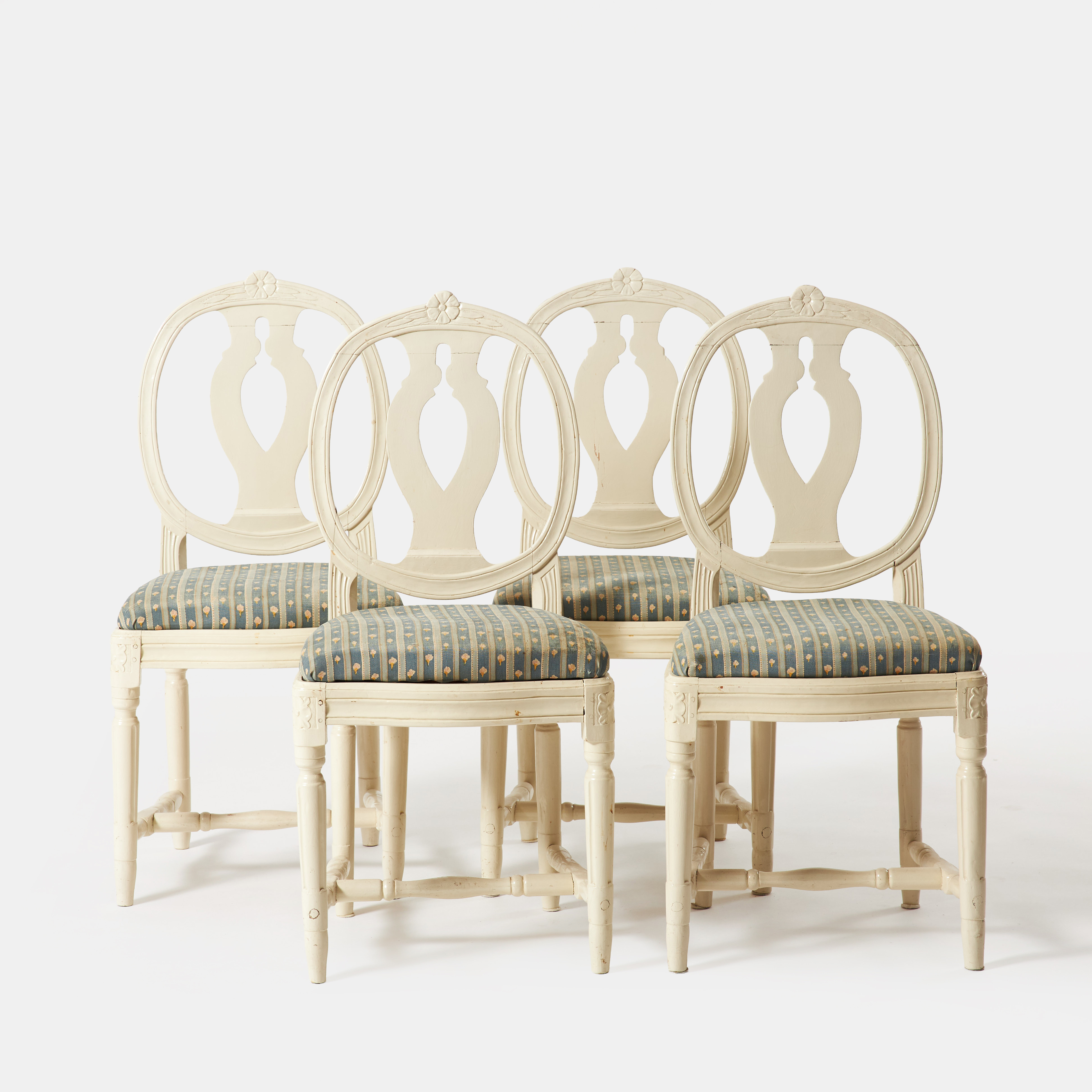 STOLAR, 4 st, Svenska modellen, Gustavianska, träskuren dekor, bemålade, klädda lösa sitsar.