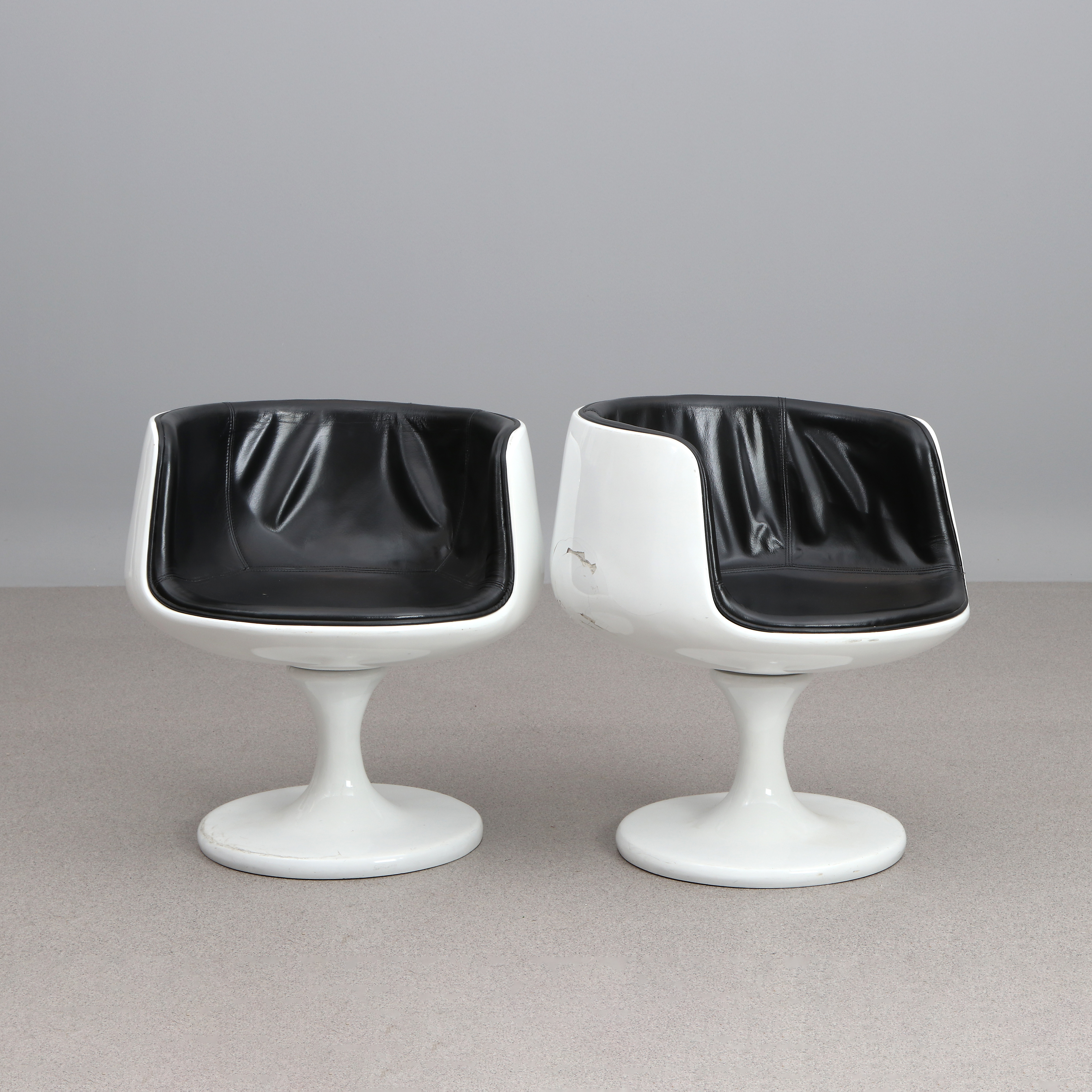 EERO AARNIO. FÅTÖLJER, ETT PAR. Glasfiber med svart skinnklädsel. "Cognac", modellen formgiven 1967. Omärkta.