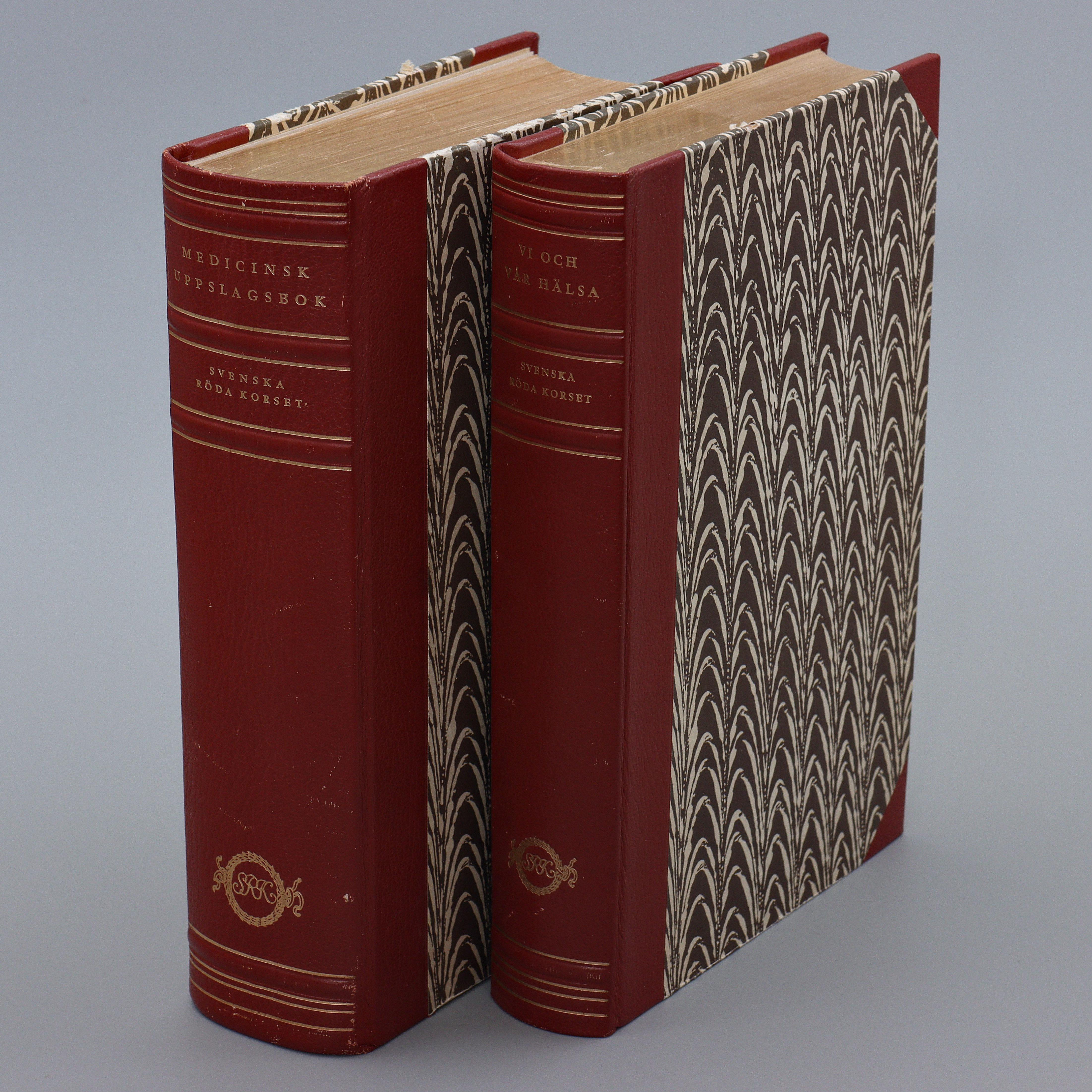 SVENSKA RÖDA KORSET, MEDICINSK UPPSLAGSBOK SAMT VI OCH VÅR HÄLSA, 2 BÖCKER 1957.