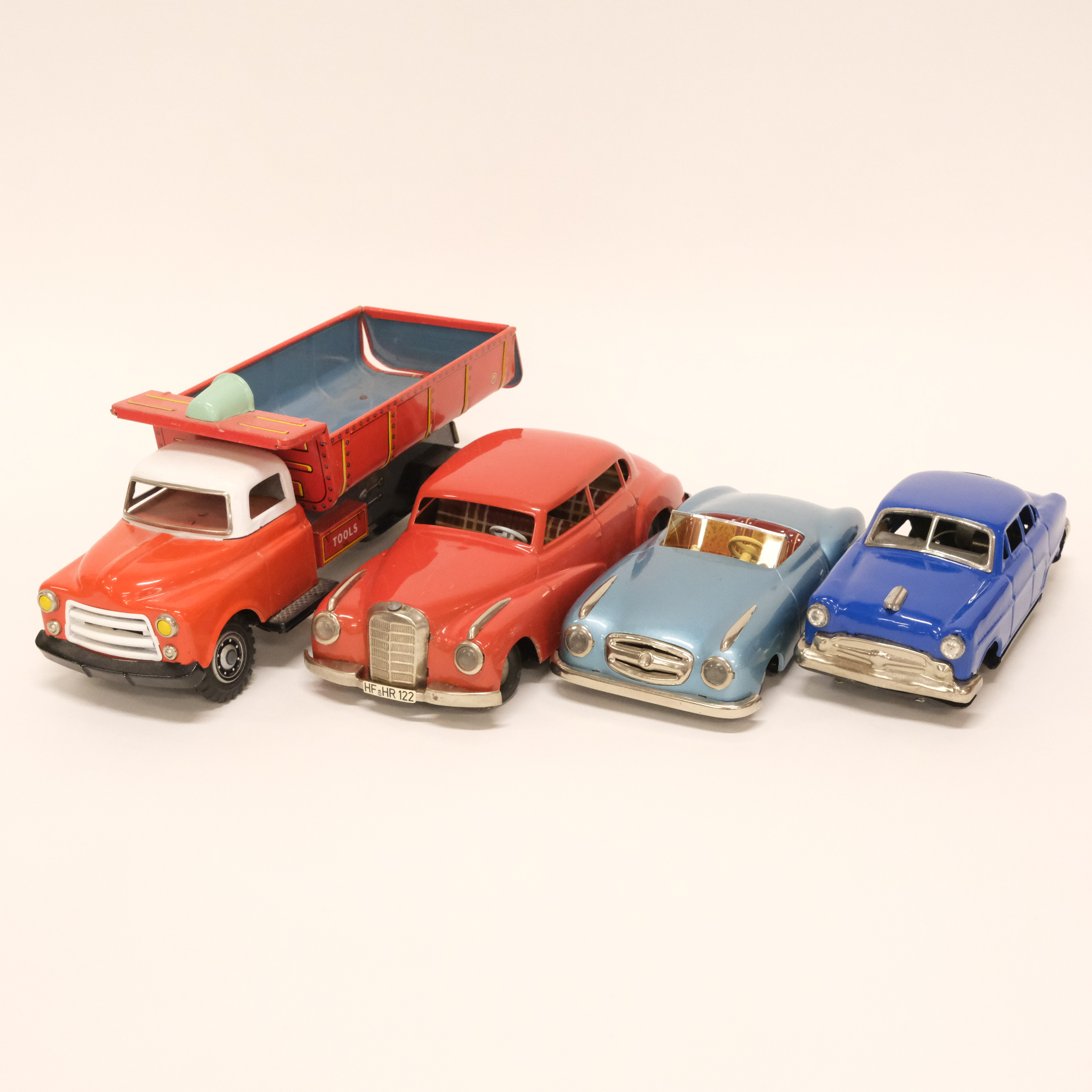 FYRA MODELLBILAR. PLÅT. JAPAN/TYSKLAND, 1950/60-TAL.