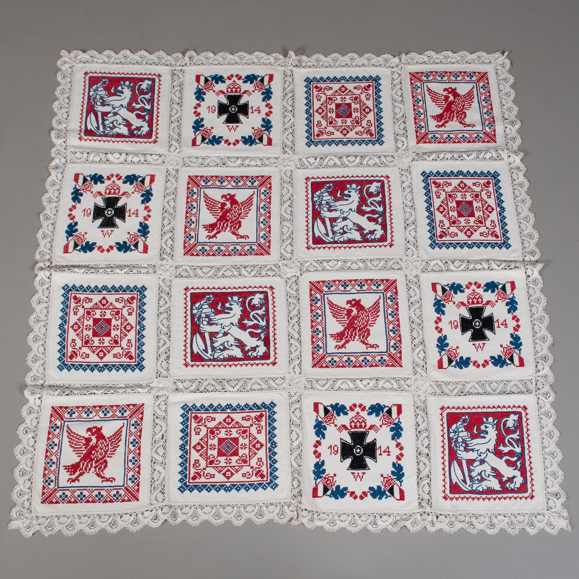 PATRIOTISK DUK. Linne, broderad och knypplad. Preussen 1914.