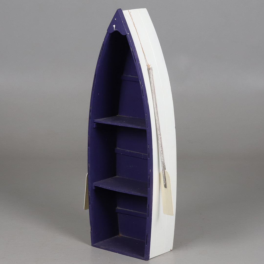 HYLLA. Trä, i form av en båt, 2000-tal.