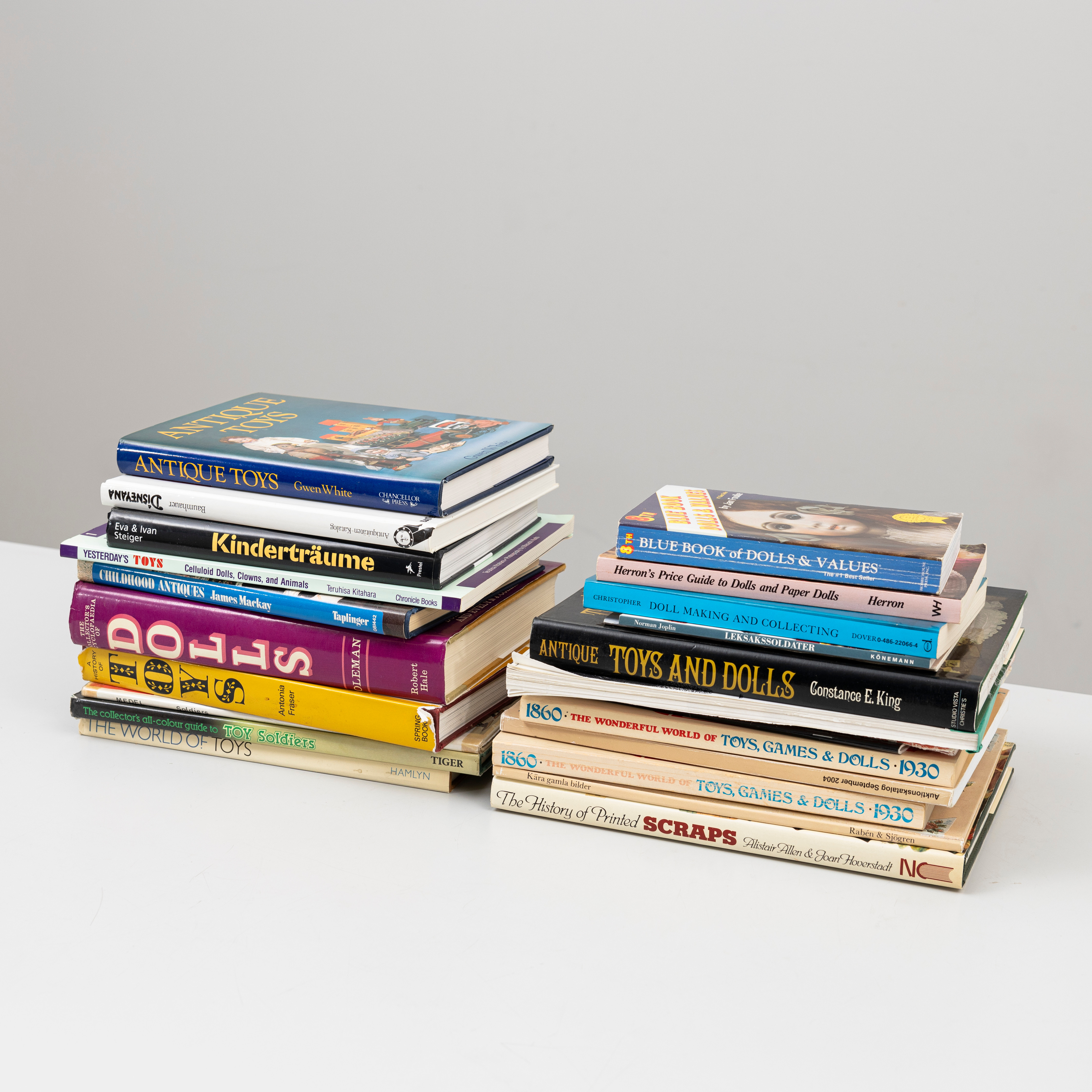 PARTI BÖCKER OCH HÄFTEN OM LEKSAKER, ca 25 st, dockor, tennsoldater samt allmänt, 1960-2000-tal.