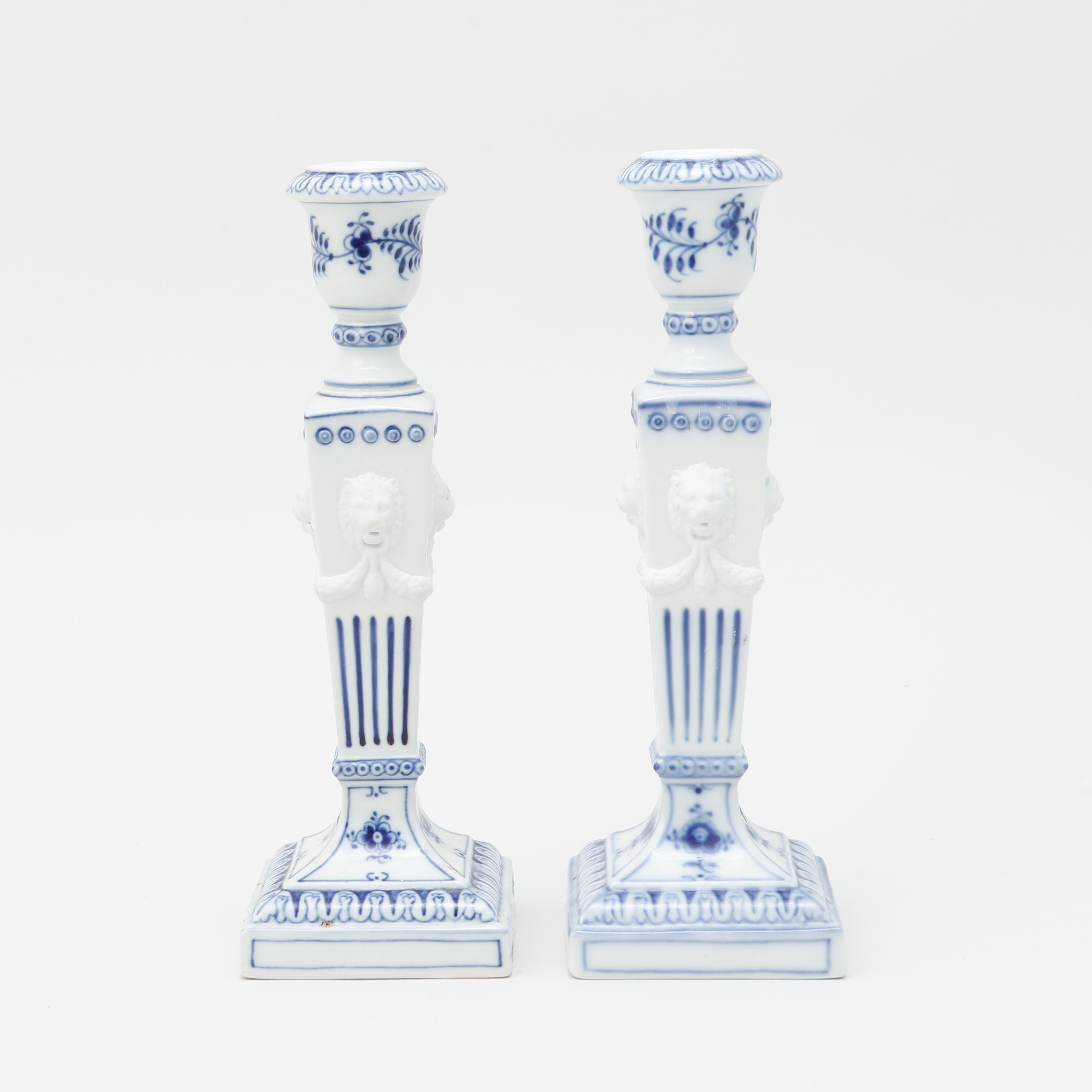 LJUSSTAKAR "MUSSELMALET", 1 par, porslin, Royal Copenhagen.