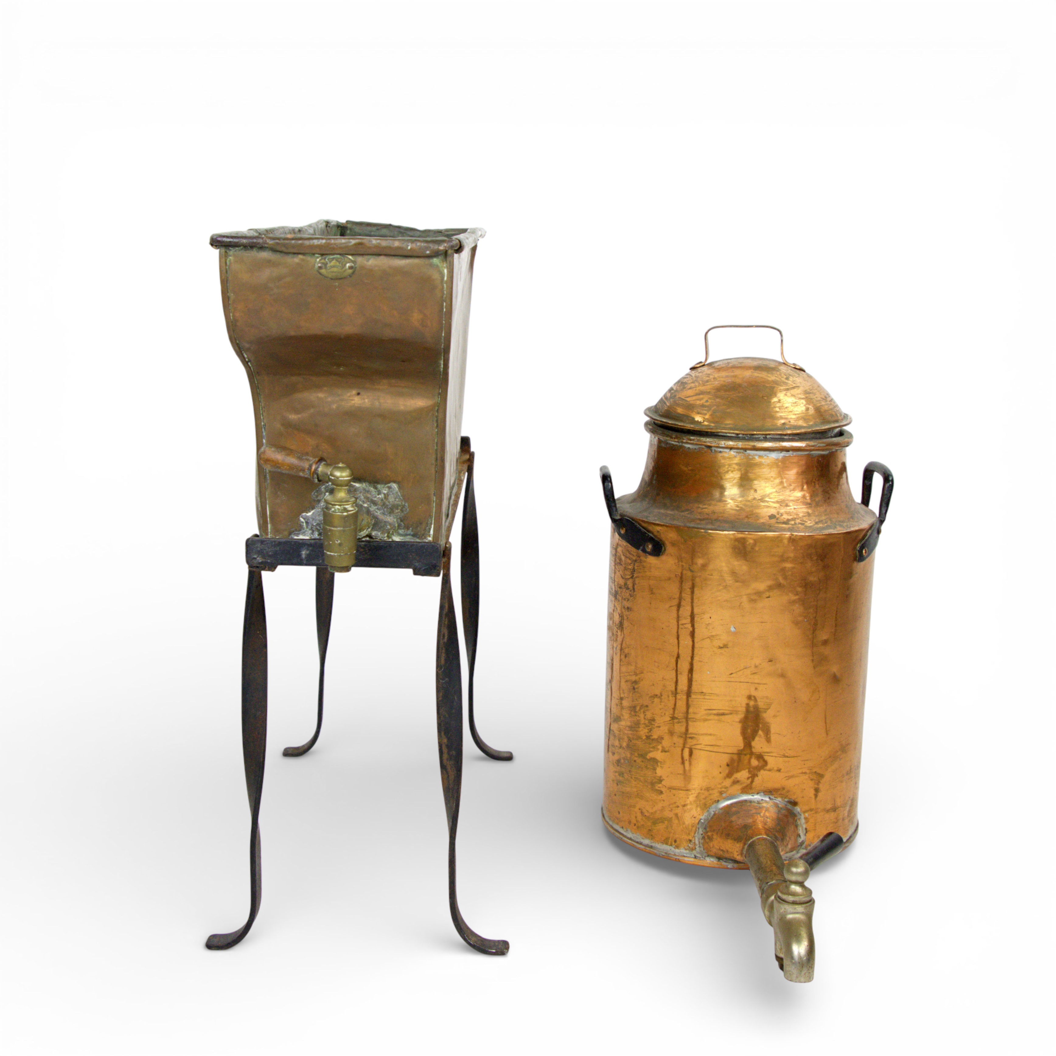 VATTENCISTERN på stativ med tappkran och TUNNA med tappkran och lock, koppar, 1900-tal.