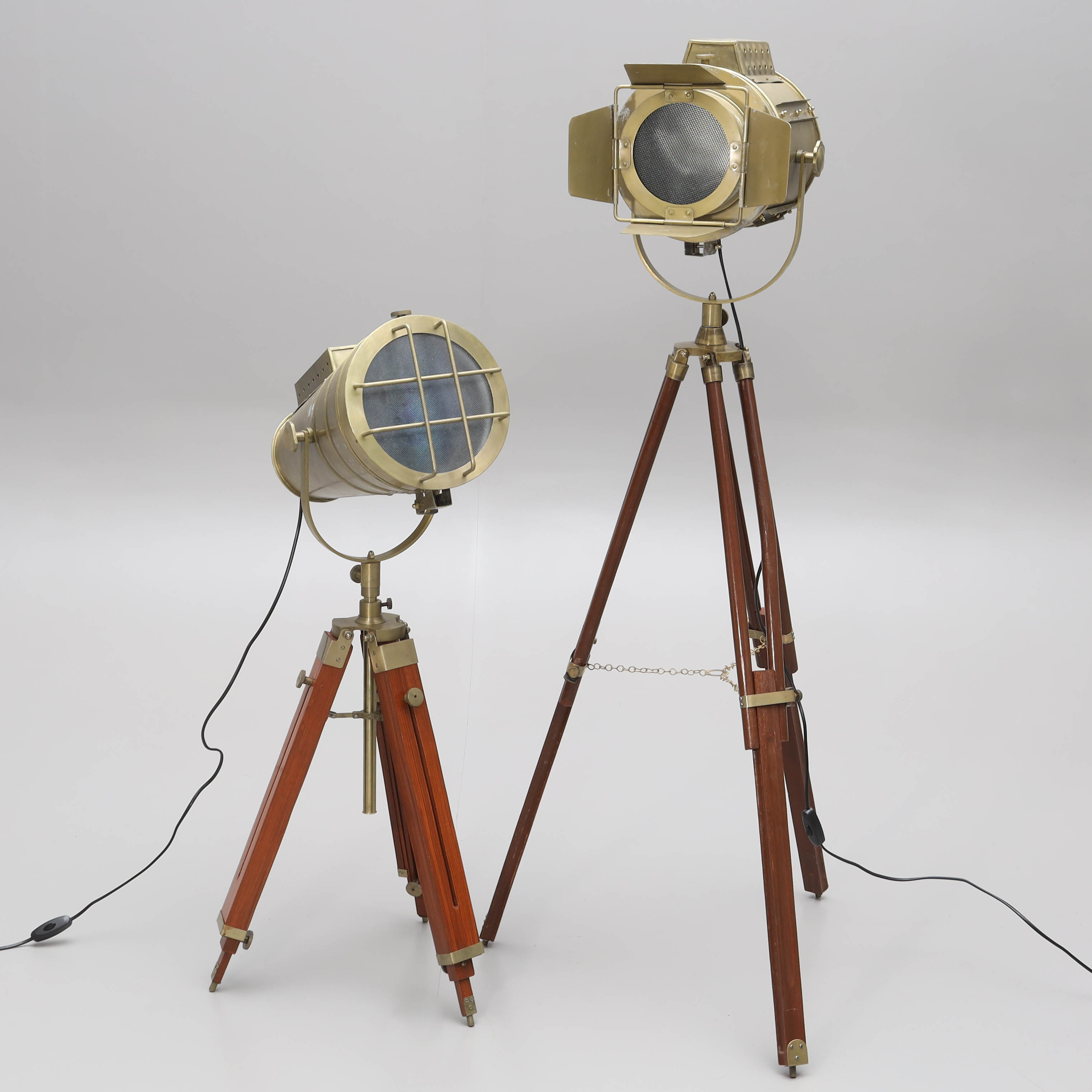 GOLVLAMPOR, 2 st, olika modeller, industriell stil, 2000-tal.