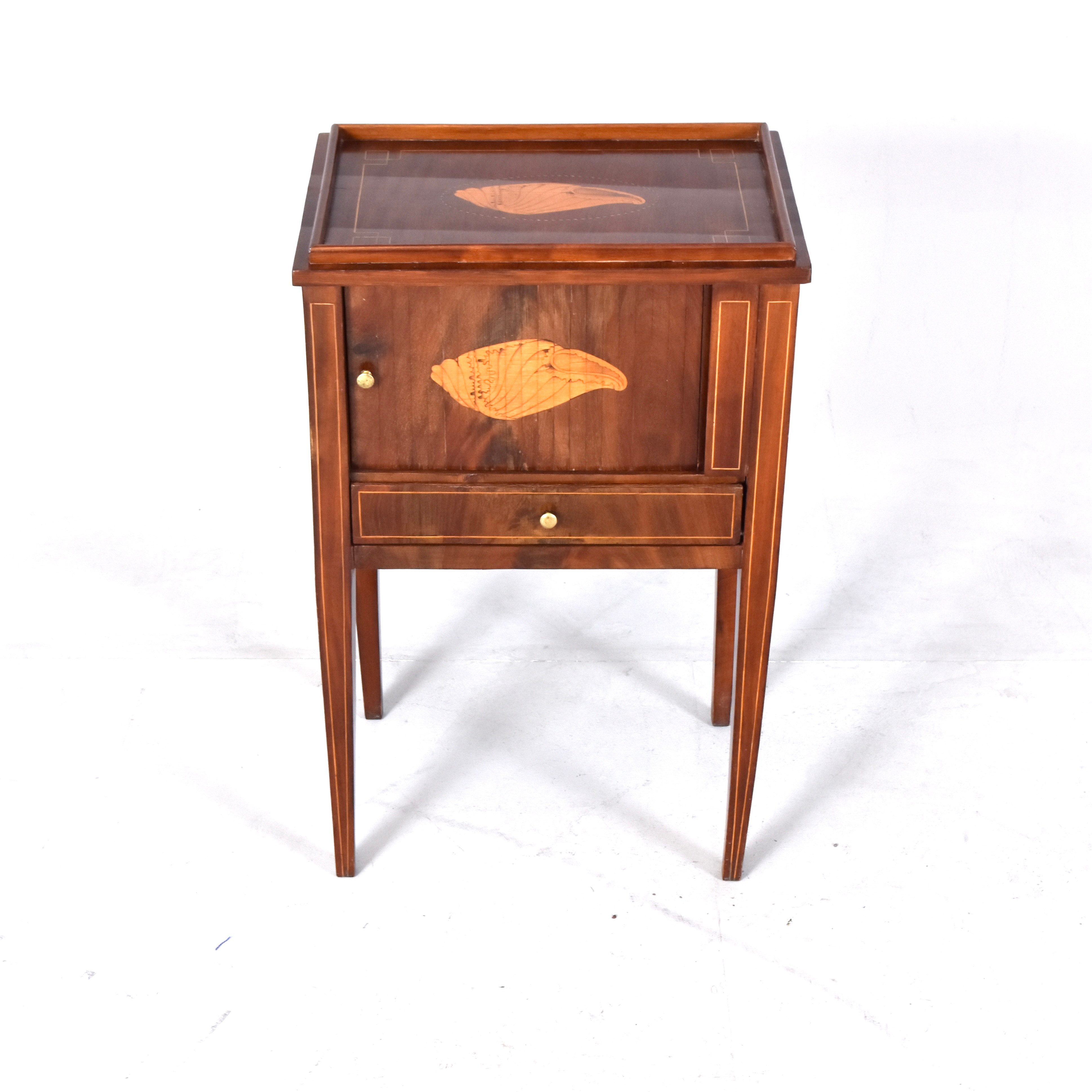 NATTYGSBORD med jalusidörr, Holland, empire, 1800-talets 1 hälft.